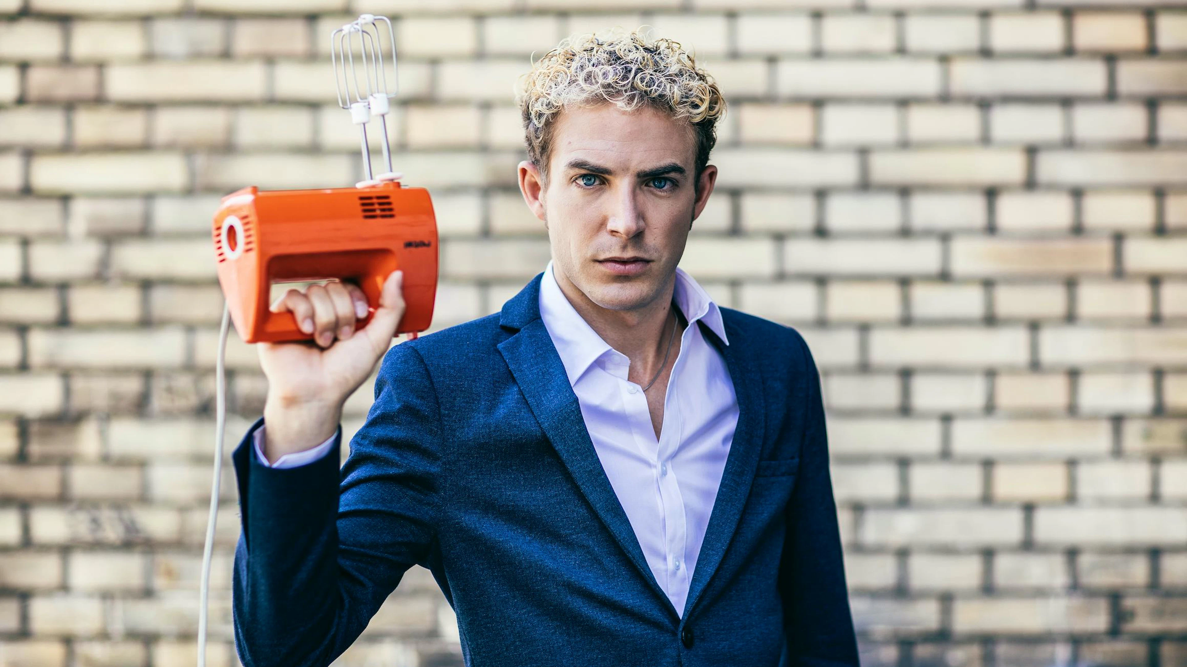 Michael Elsener ist aktuell mit seiner Soloshow «Fake Me Happy» und gemeinsam mit Riklin &amp; Schaub mit «Songs und Stand Up» auf Tournee.