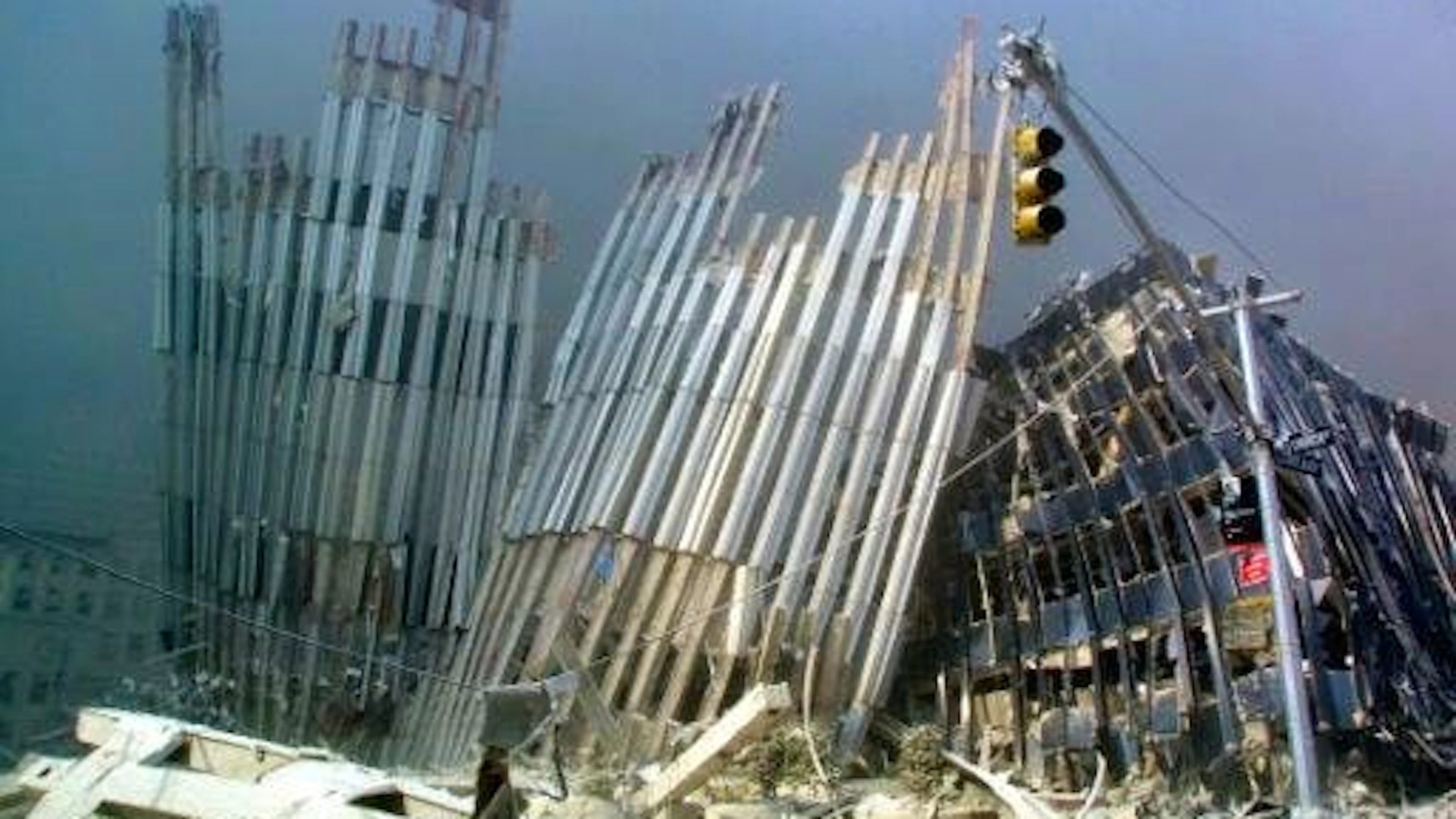 les ruines des tours jumelles effondrées du World Trade Center, le 11 septembre 2001 à New York (archives).