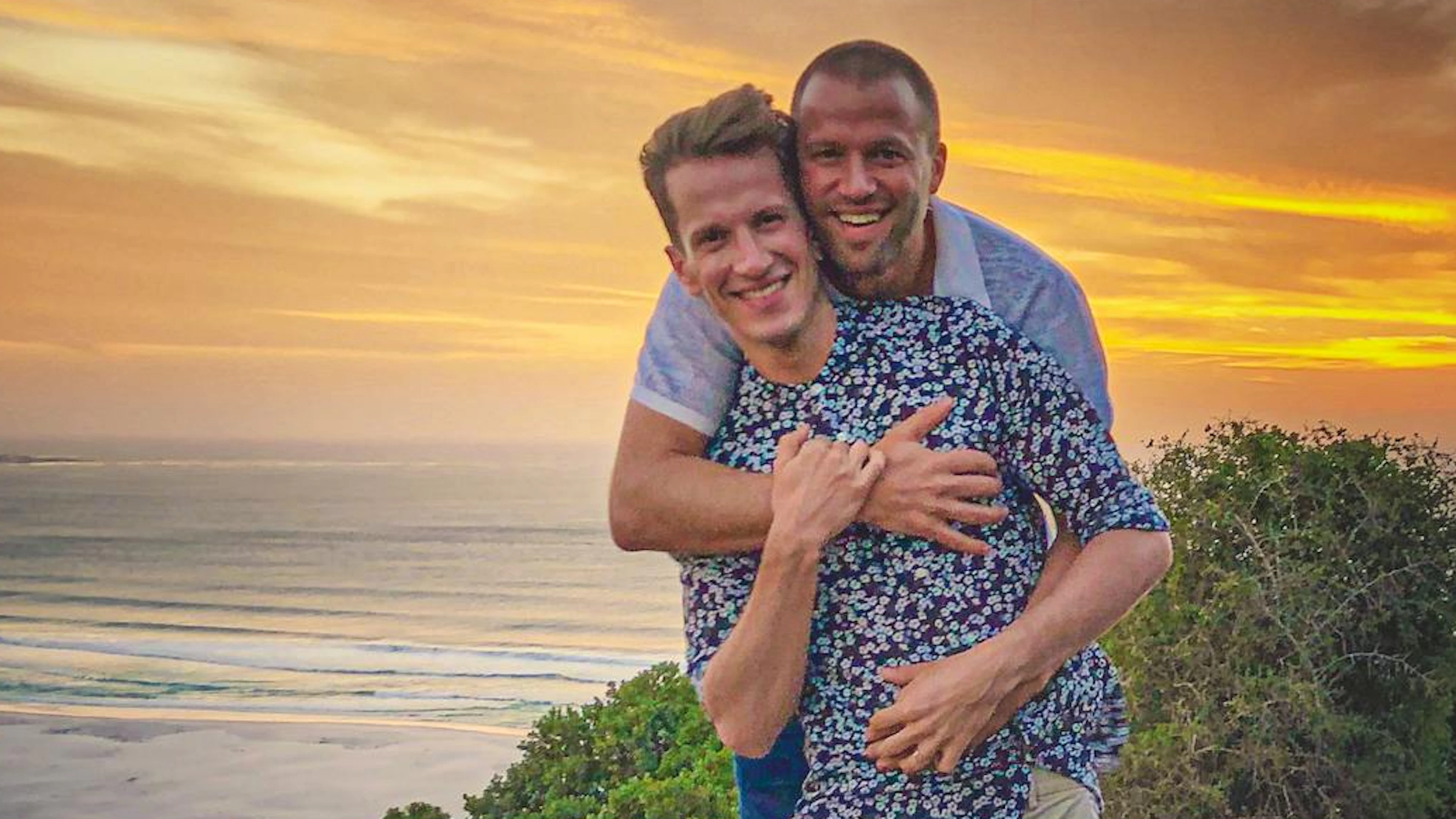 «Das Schwulsein ist eines der grossen Themen in meinem Leben, aber meine Eltern wollten das ausklammern, wollten unter keinen Umständen darüber reden»: Jonny Fischer zusammen mit Ehemann <a href="https://www.bluewin.ch/de/leben/lifestyle/jonny-fischer-mein-mann-macht-gar-nichts-im-haushalt-329366.html">Michi Angehrn.</a>
