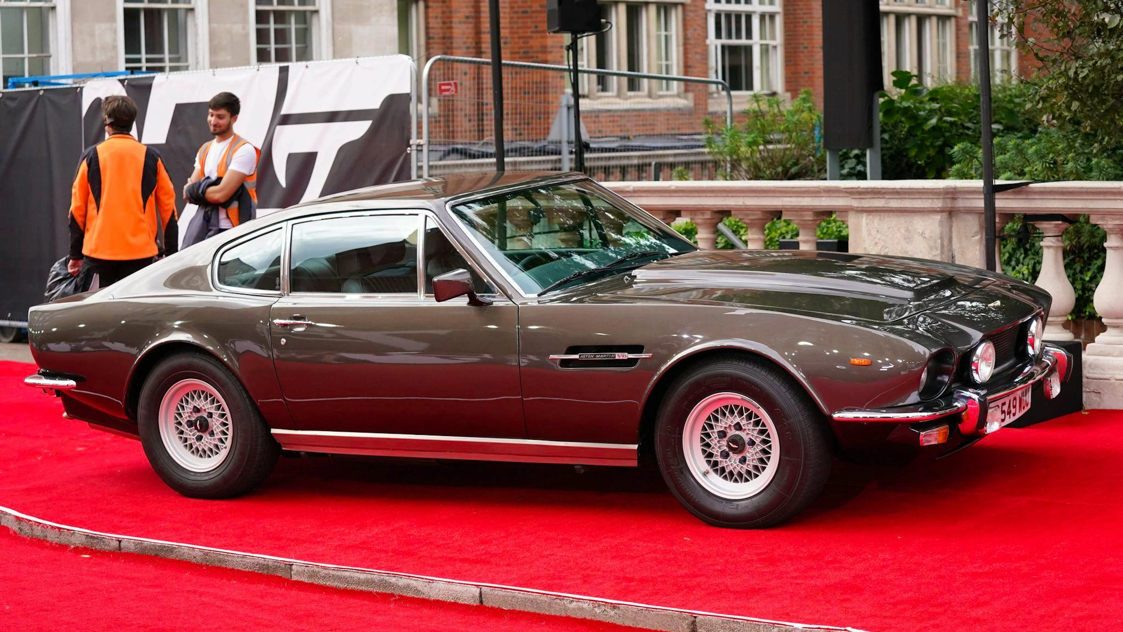 Ein Aston Martin auf dem roten Teppich. Vor den Interviews befreite Daniel Craig sein Auto von einem herabgefallenen Blatt.