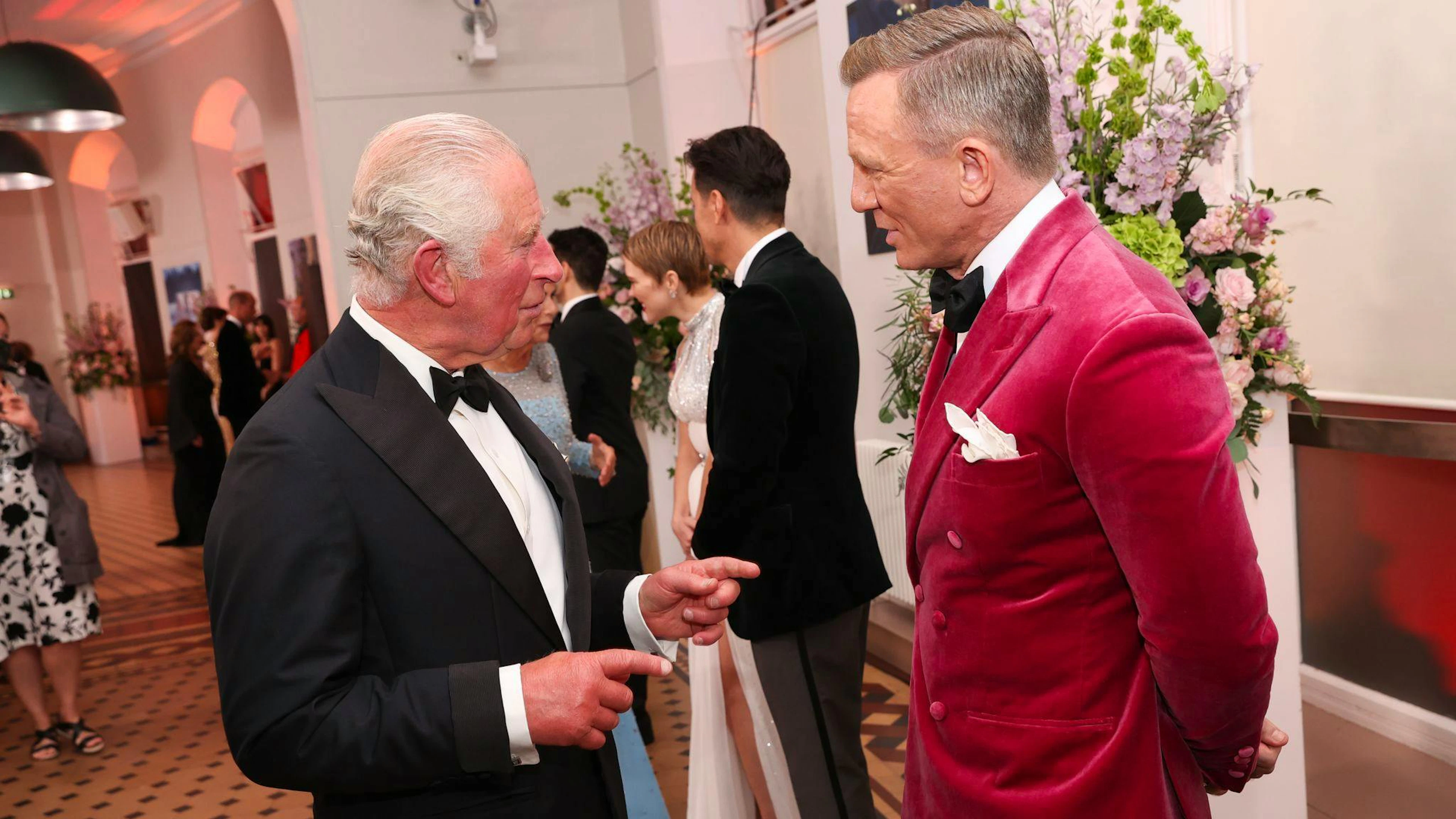 Prinz Charles beim Plausch mit 007.