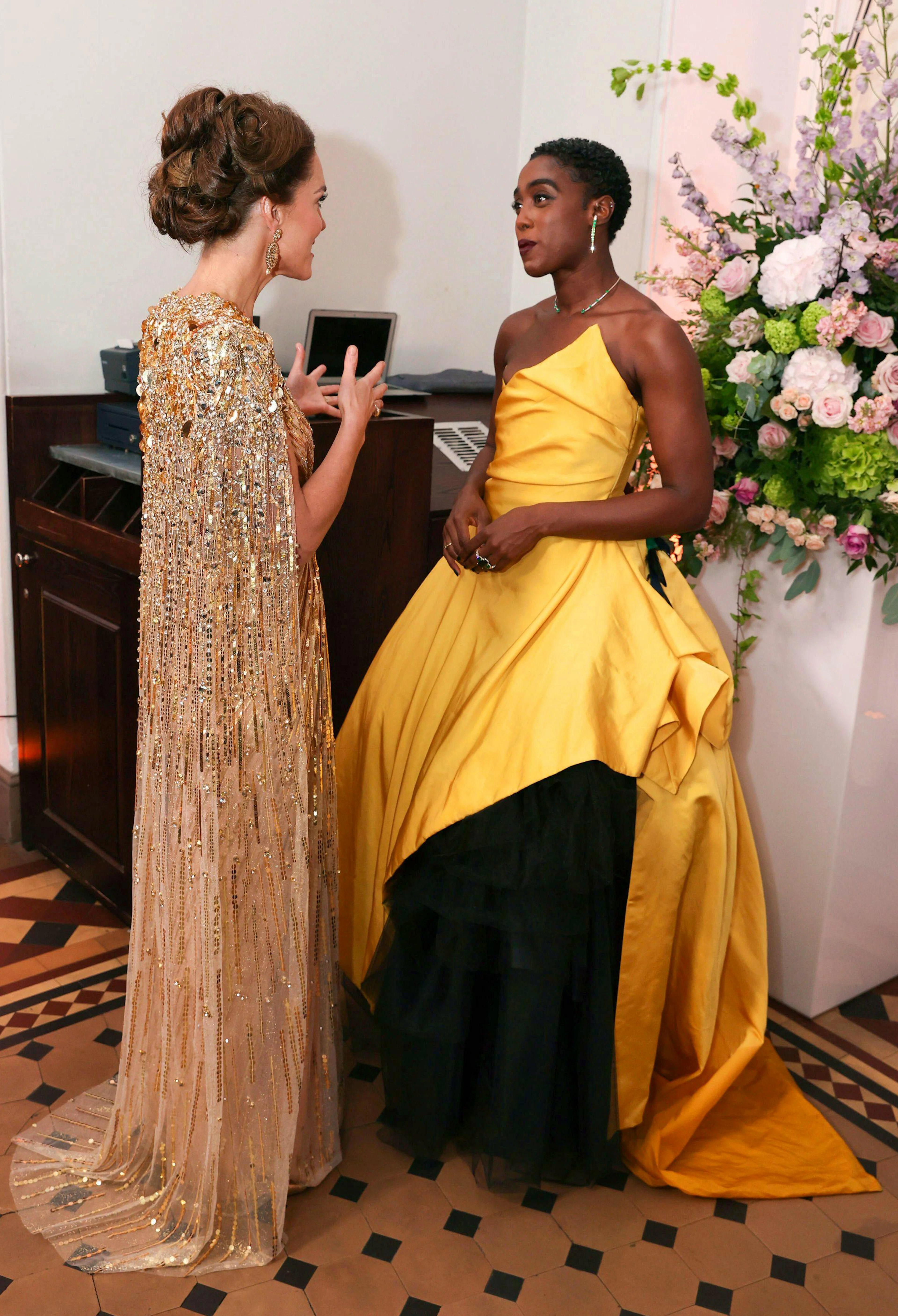 Lashana Lynch spielt&nbsp;die Doppel-0-Agentin Nomi, hier beim Smalltalk mit Kate.