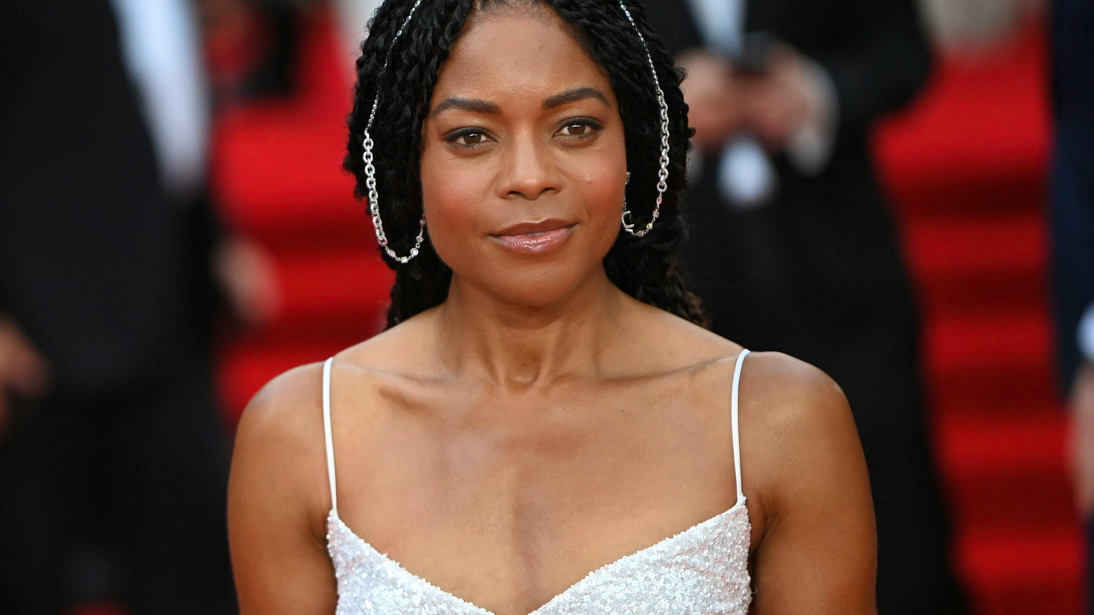 Wie in den letzten zwei Bonds spielt Naomi Harris auch 2021 wieder Moneypenny.