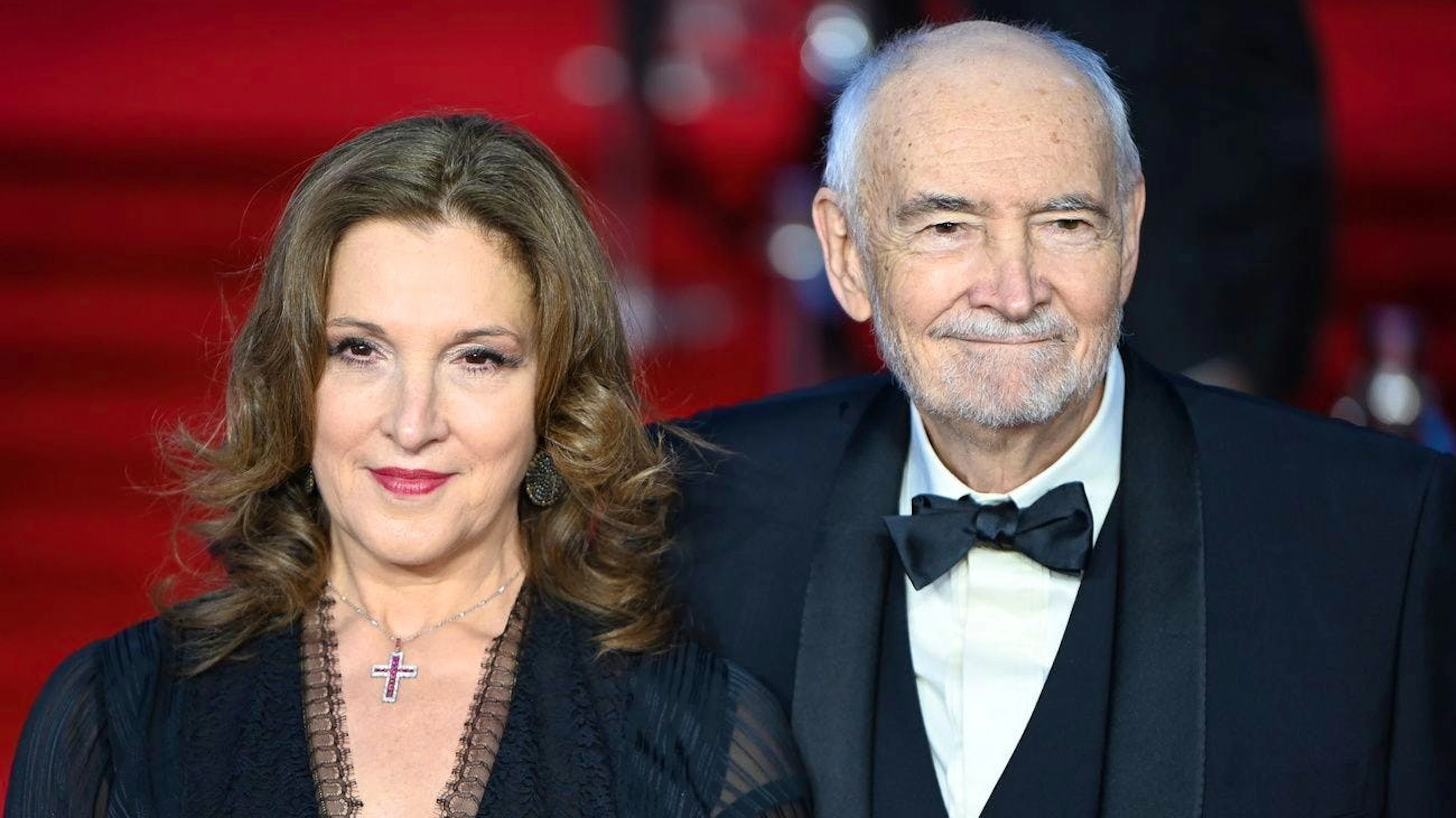 Bestimmt ein Stein vom Herzen gefallen: Bond-Produzentin Barbara Broccoli in Begleitung des US-Filmproduzenten und Drehbuchautoren Michael G Wilson.
