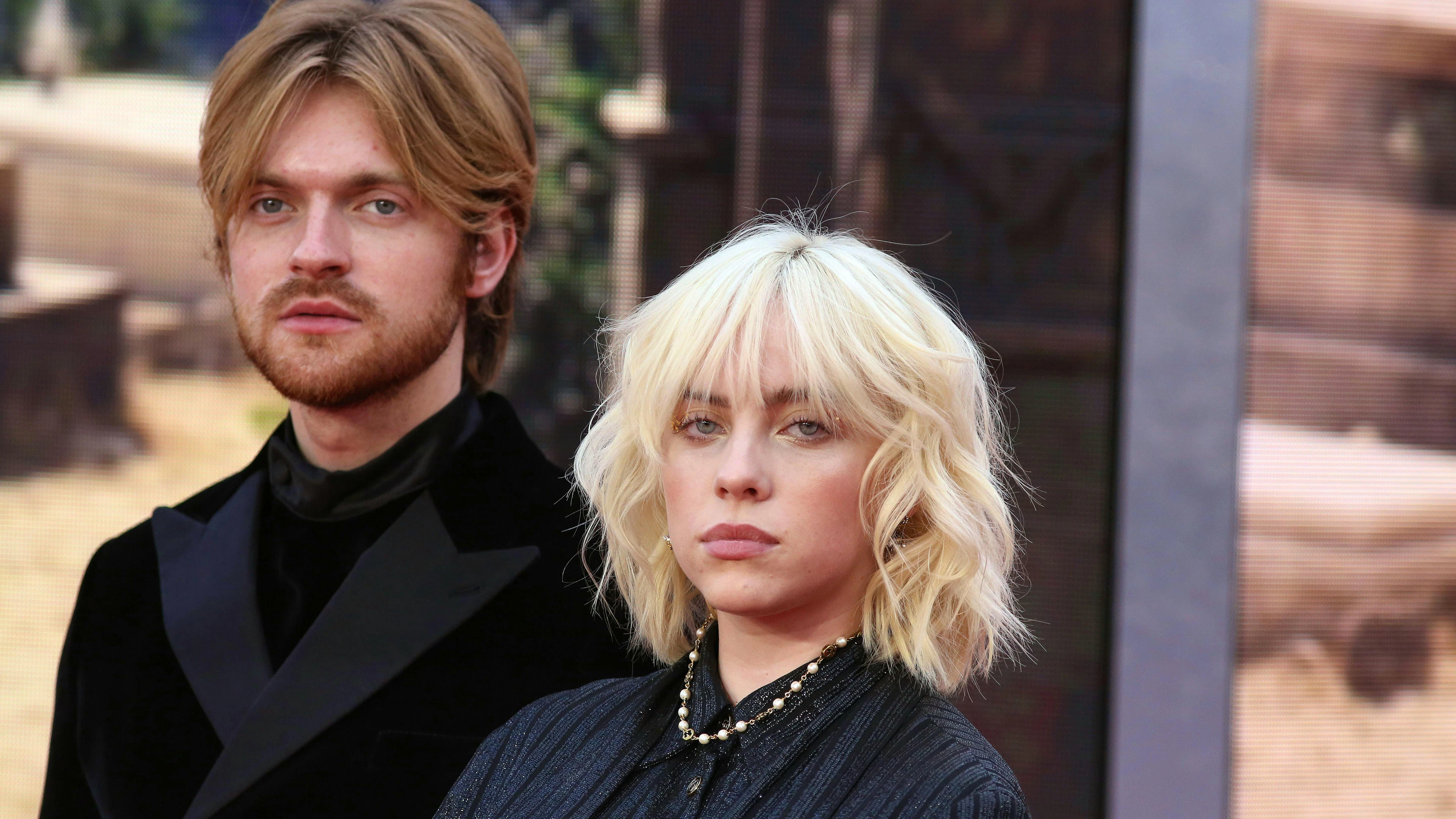 Durfte natürlich nicht fehlen: Sängerin Billie Eilish kam mit ihrem Bruder, dem Komponisten Finneas O'Connell. Die Popsängerin hat den Bond-Song beigesteuert.&nbsp;