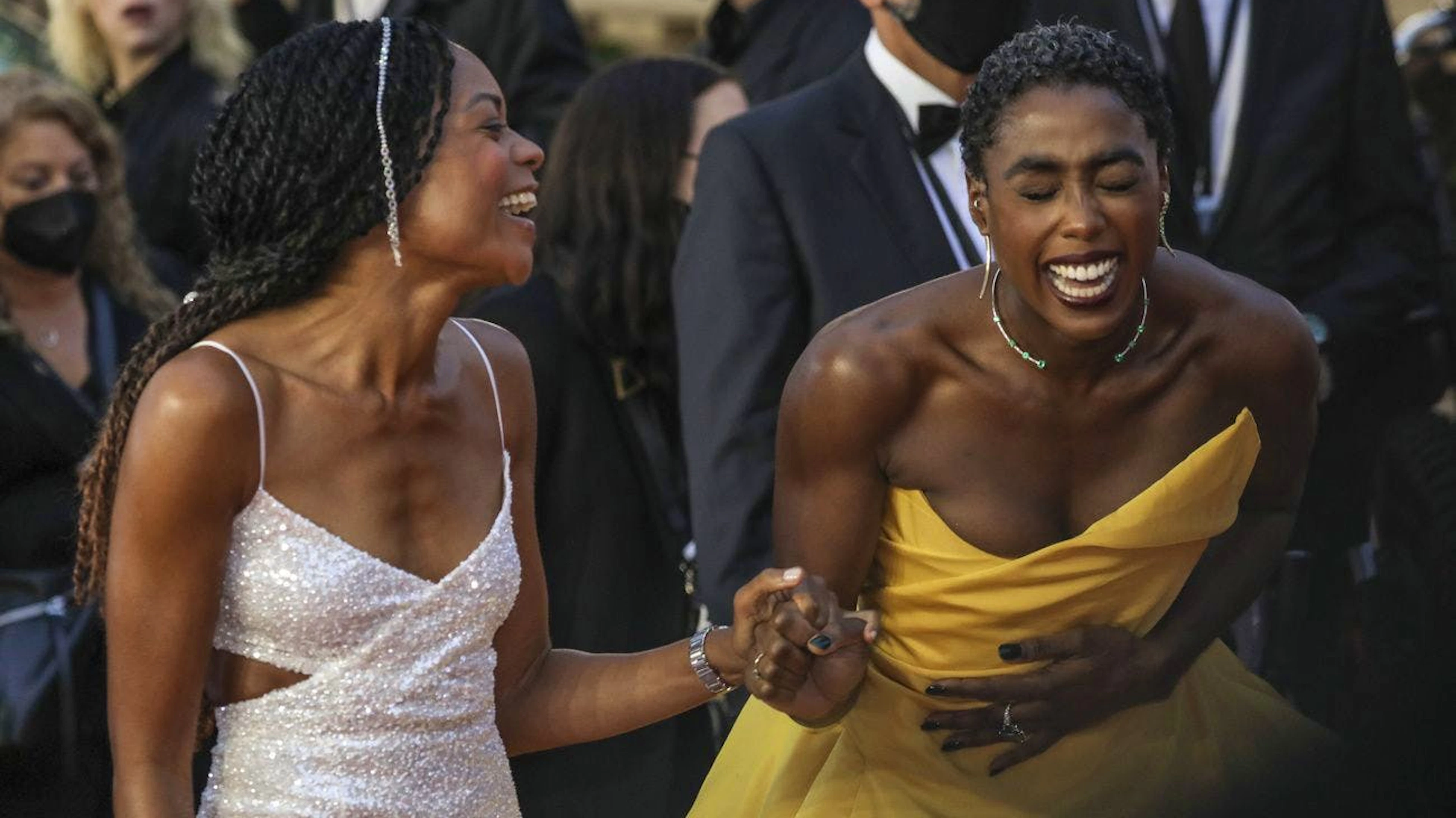 Funny: Naomie Harris (l.) mit Bond-Kollegin Lashana Lynch.