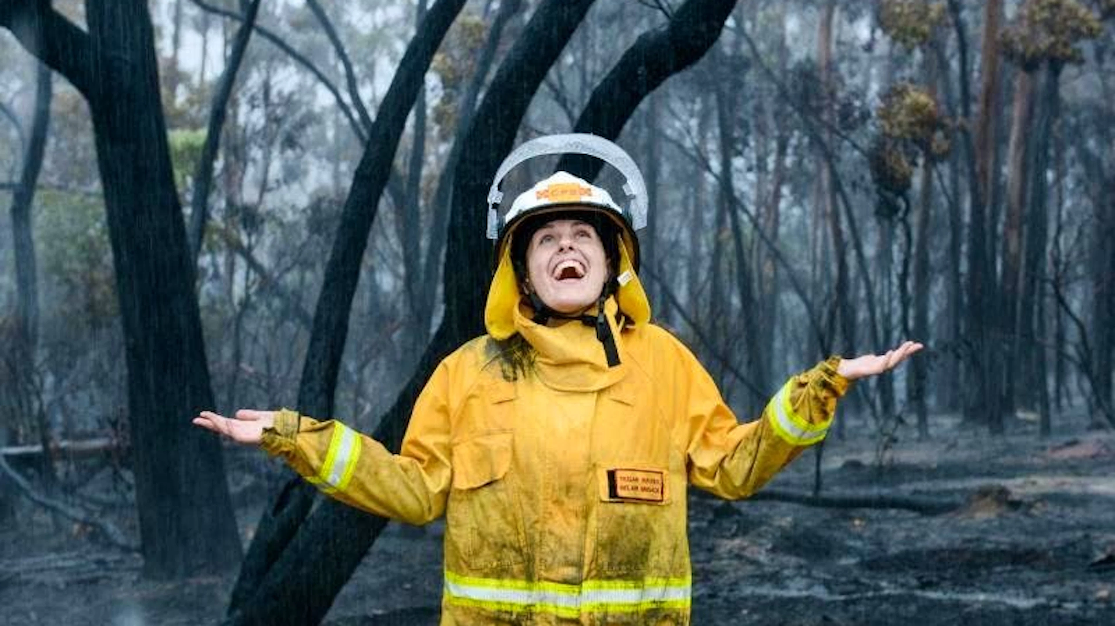 Himmlische Hilfe: Feuerwehrfrau Tegan Rayner von der Belair Brigade CFS freut sich über den Regen, während sie nach Löscharbeiten der Buschbrände in Cherry Gardens in der Nähe von Adelaide, Australien, steht. (25.1.2021)
