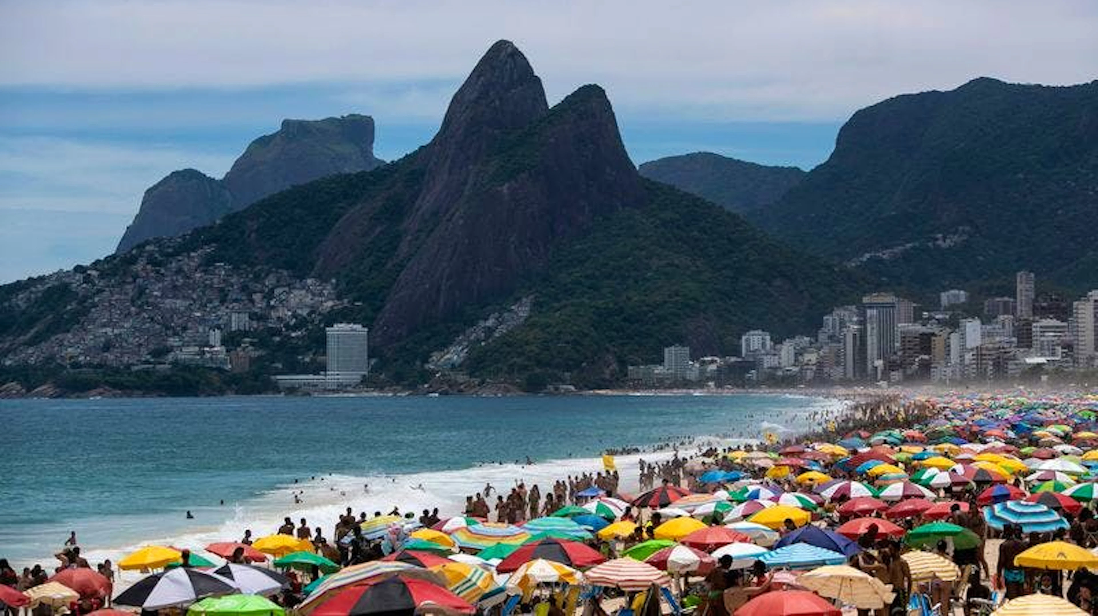 Und sie tun es immer noch: In Rio De Janeiro tummeln sich grosse Menschenmengen auf engem Raum am Strand von Ipanema in Rio de Janeiro. Und das obwohl Brasilien nach wie vor sehr hohe Corona-Fallzahlen hat.