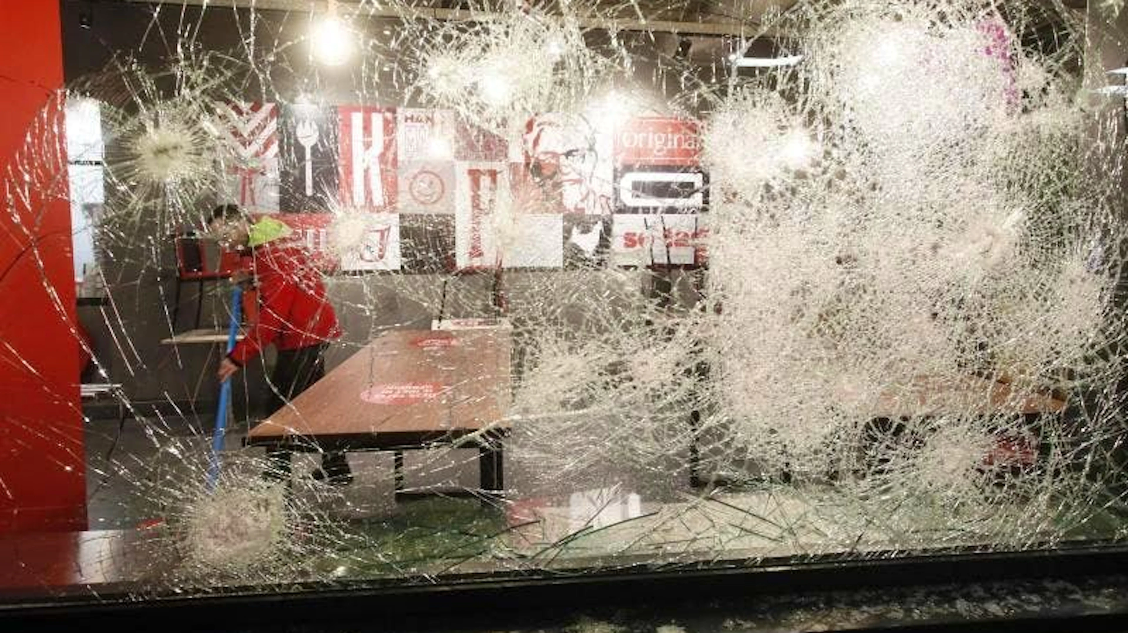 Opfer der Zerstörungswut: Ein Mann räumt in einem Fast-Food-Restaurant in Rotterdam auf. Die Niederlande sind erneut von sogenannten Corona-Krawallen erfasst worden. Hunderte gewaltbereite Jugendliche hatten nach Polizeiangaben in mehreren Städten randaliert und dabei auch die Polizei angegriffen. (25.1.2021)