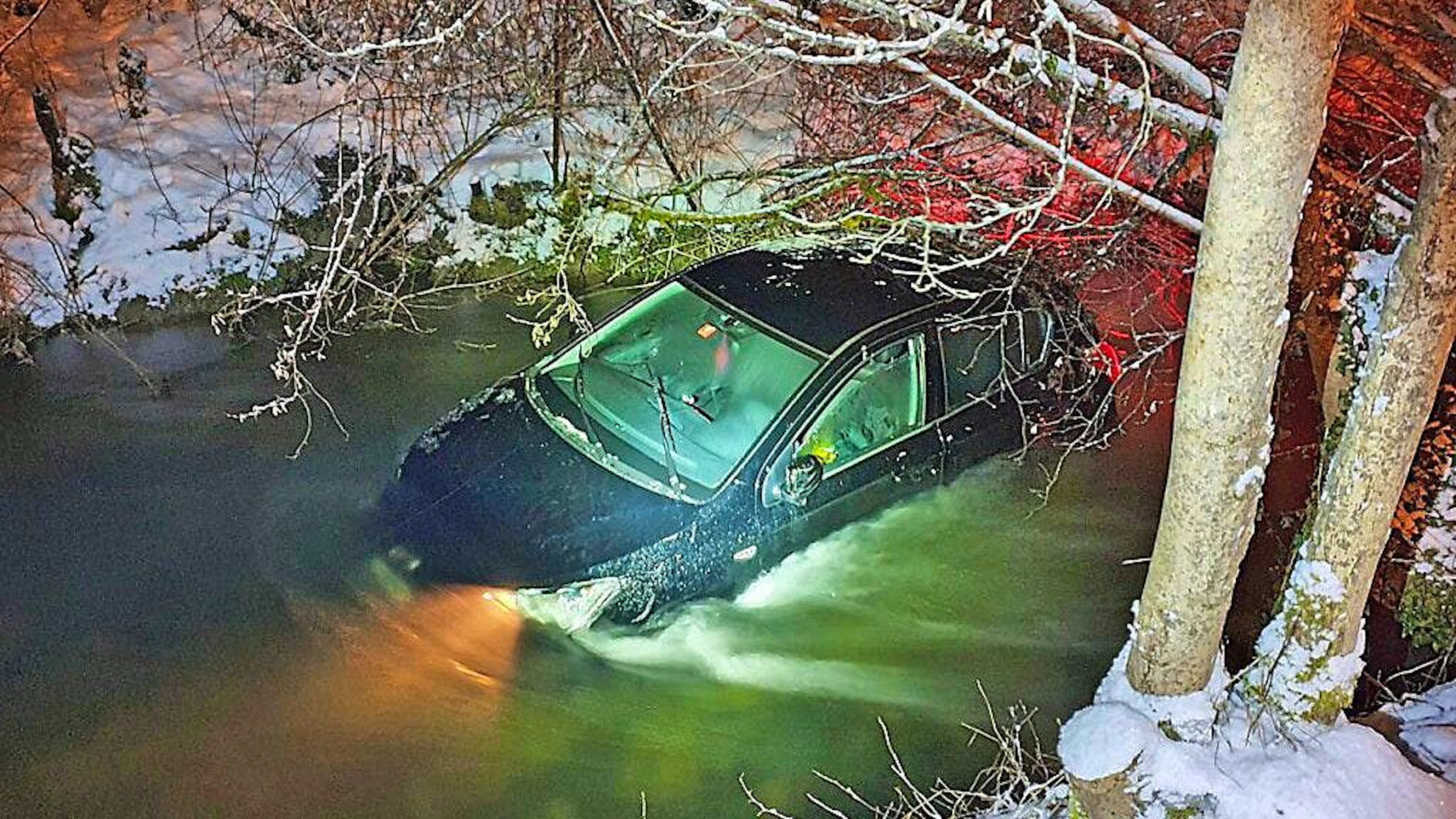Nasskaltes Ende: Zwischen Frauenfeld und Matzingen ist eine 33-jährige Wagenlenkerin bei Glatteis von der Strasse abgekommen und im Murgkanal gelandet. Die Frau wurde mit leichten Verletzungen ins Spital gebracht. (26.1.2021)