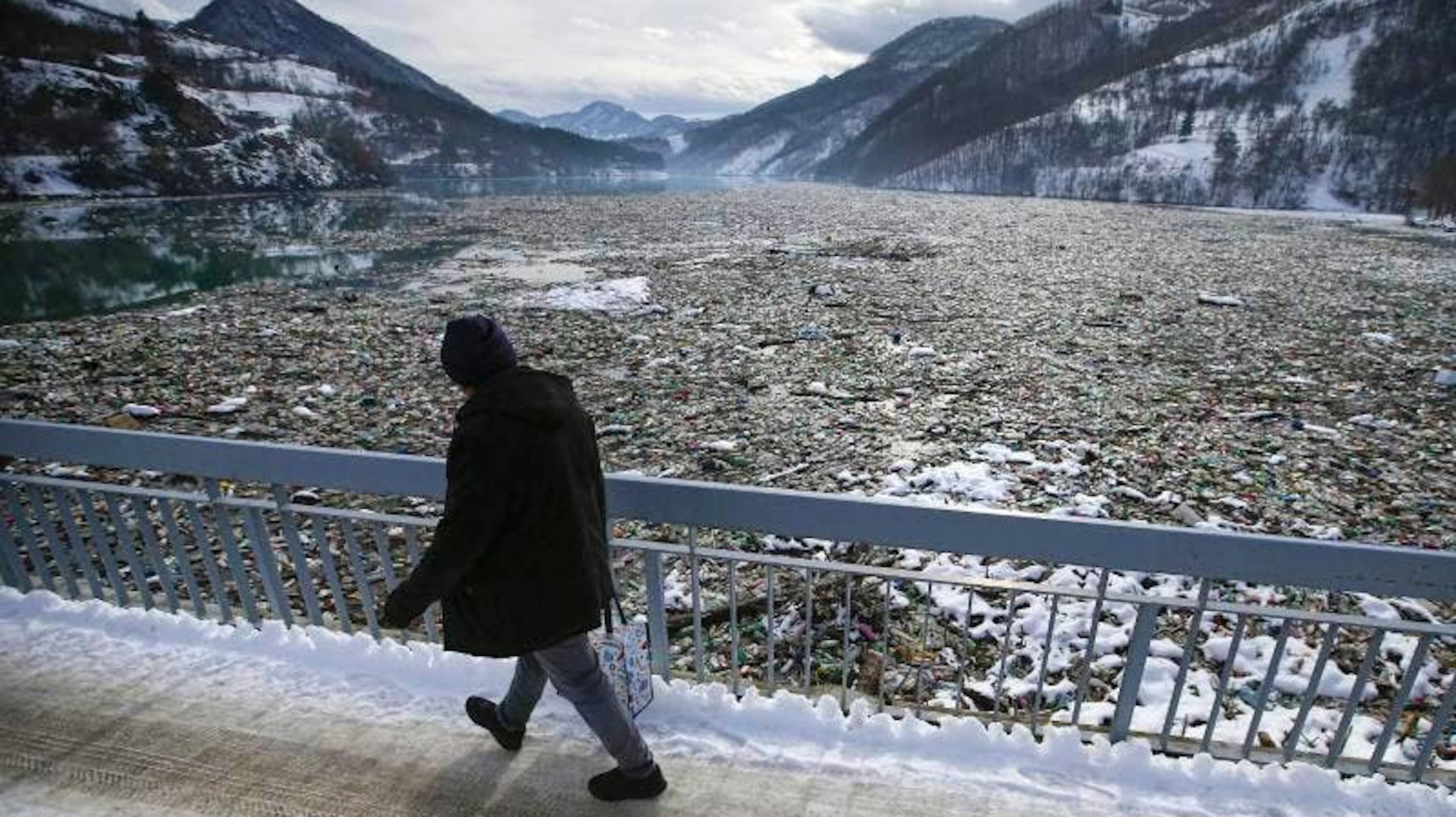 Stausee verkommt zu «fliessenden Müllhalde: Ein Mann geht an Tonnen von Müll vorbei, die am Fusse des Wasserkraftwerks am Potpecko-Stausee in Serbien schwimmen. Vor allem Plastikabfälle gelangen durch Nebenflüsse in den Stausee und sammeln sich hier an. Eine serbische Zeitung schrieb bereits von einer «fliessenden Müllhalde». &nbsp;(26.1.2021)