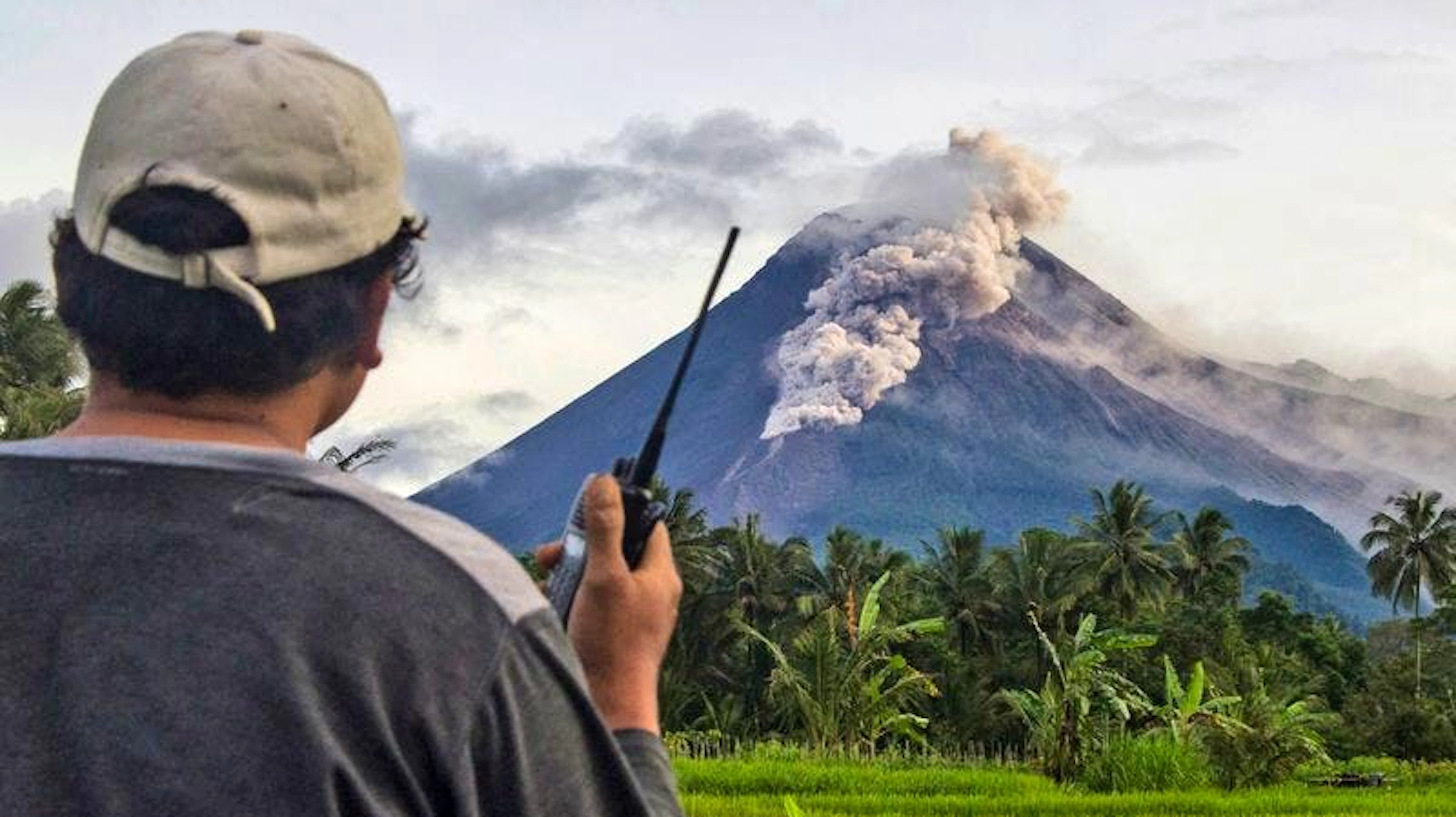 Banger Blick zum Horizont: Ein freiwilliger Helfer benutzt sein Walkie-Talkie, während er den Vulkan Mount Merapi während einer Eruption überwacht. Der Vulkan, der als einer der gefährlichsten der Welt gilt, ist erneut ausgebrochen und spukte mehrere Stunden glühende Asche und Gestein. (27.1.2021)