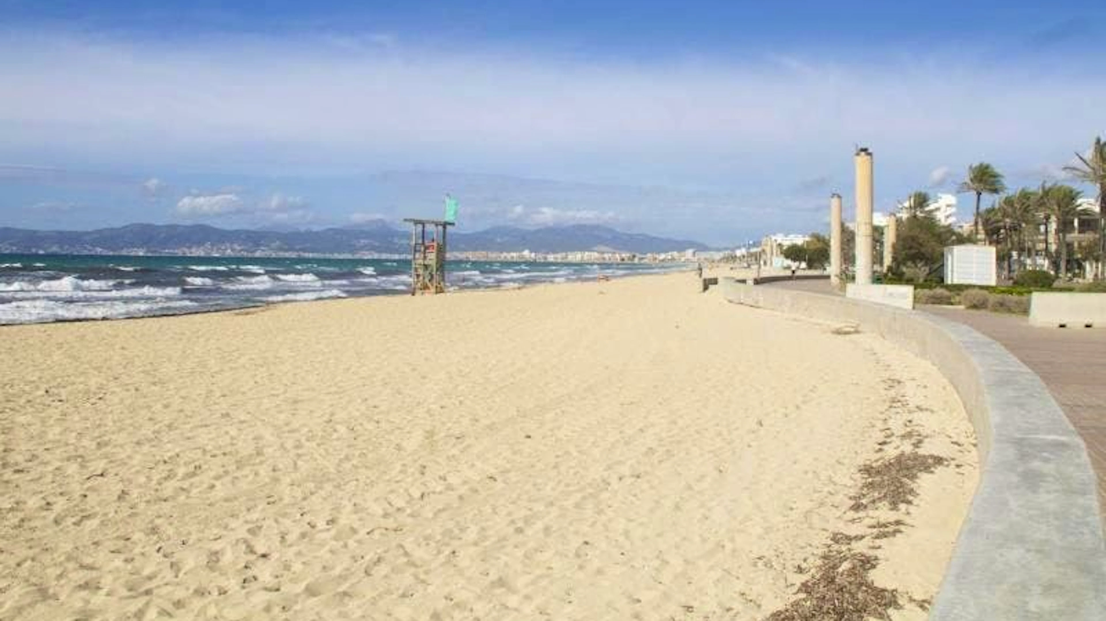 Strand ohne Leben: Ein Bademeister arbeitet am leeren Strand von Palma auf Mallorca. Derzeit gibt es Corona-bedingt kaum Touristen auf der Ferieninsel. (28.1.2021)