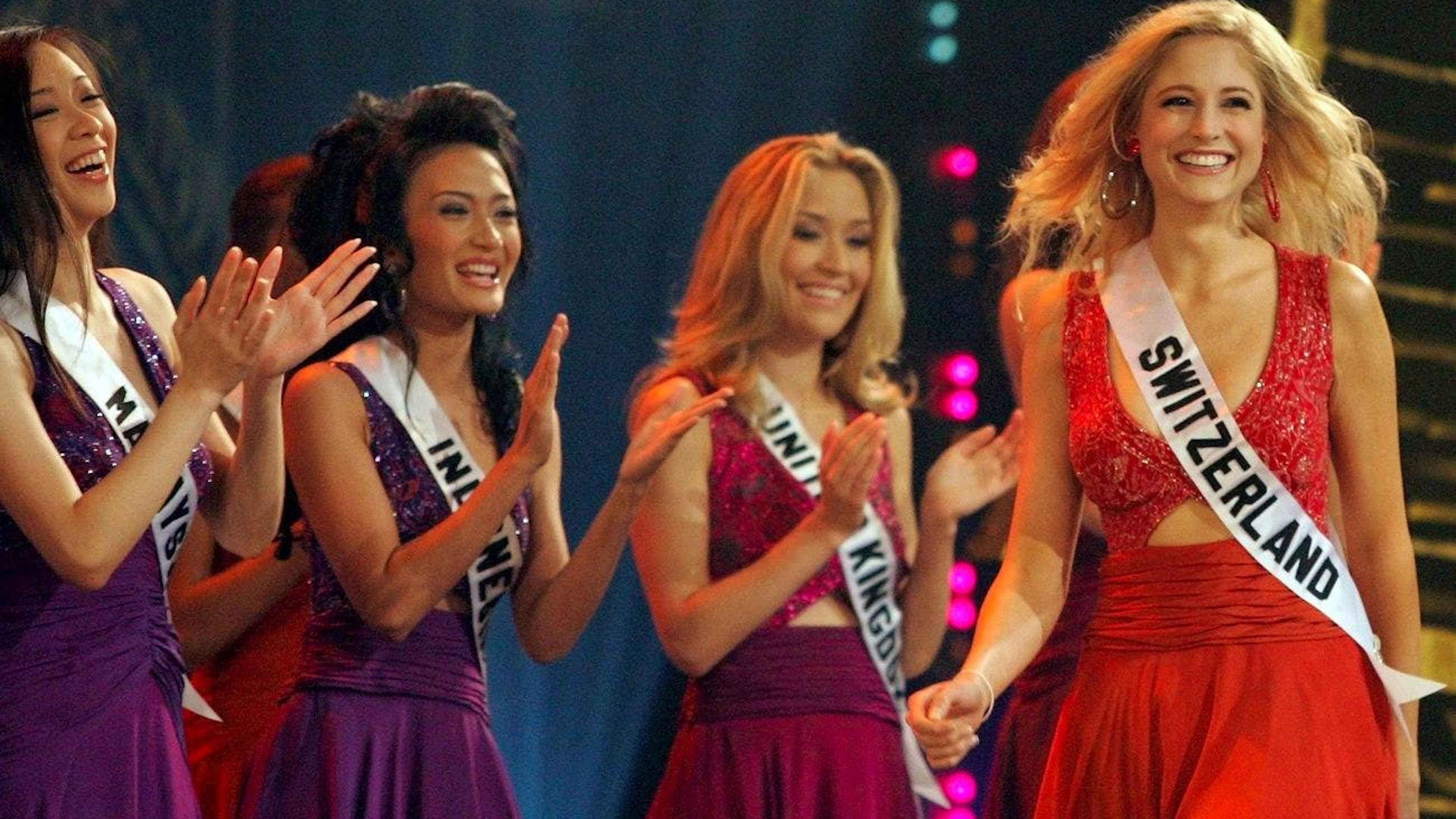 Lange her: Fiona Hefti wurde 2004 zur schönsten Frau der Schweiz gewählt. Hier sieht man Fiona Hefti (rechts) an der Miss-Universe-Wahl in Bangkok 2005.