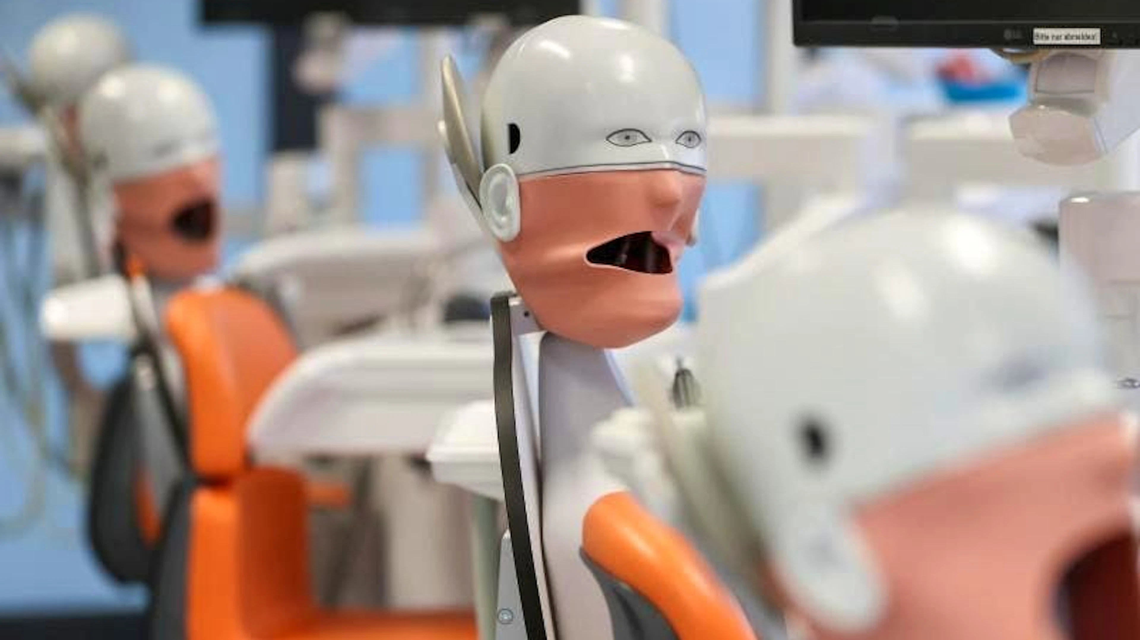 Phantompatienten: An der Universität Leipzig warten Dummys mit einem Metallkopf, in den künstliche Gebisse hineingeschraubt werden können, auf Zahnmedizinstudenten. (28.1.2021)