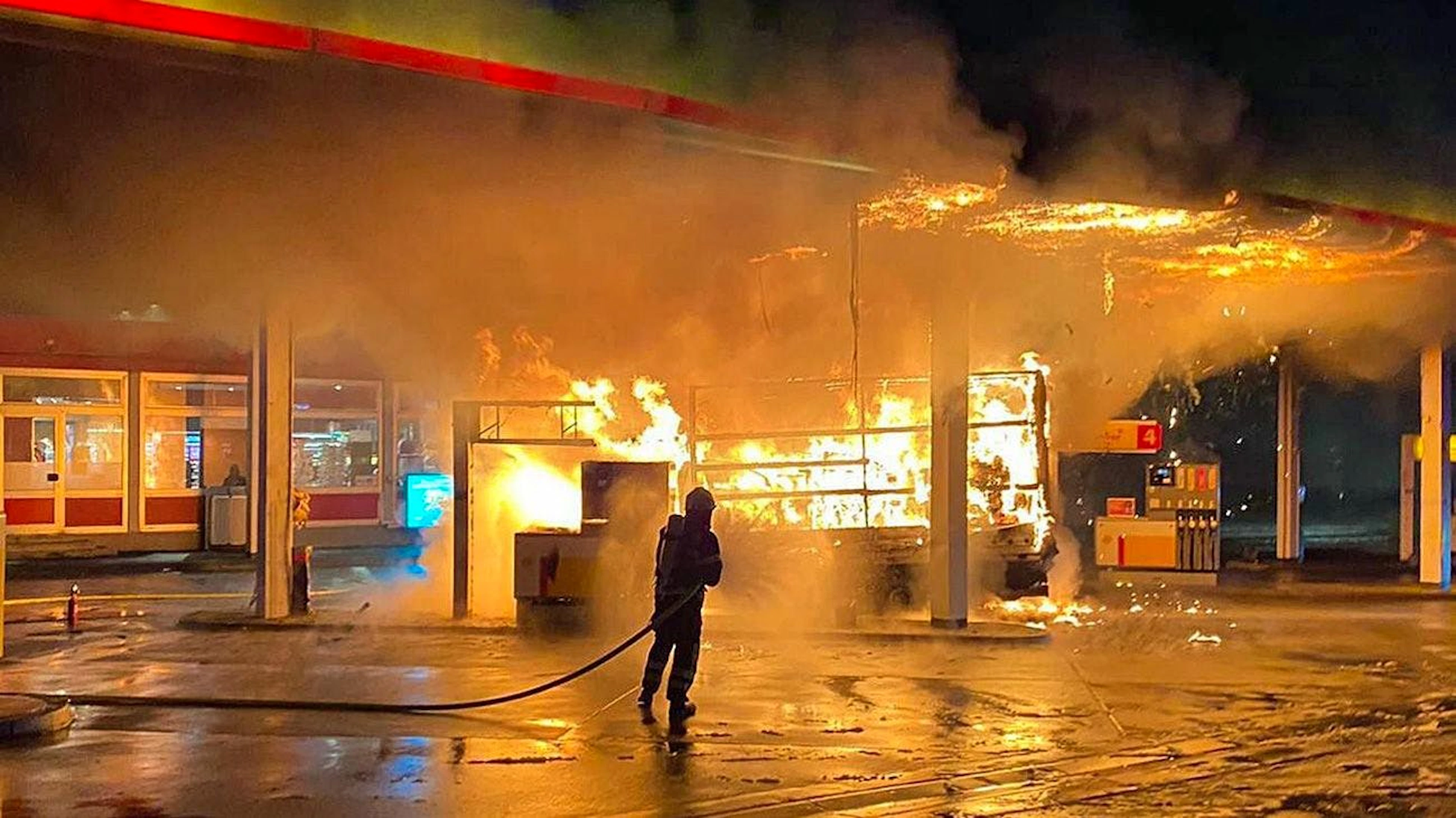 Feuer an der Tankstelle: Die deutsche Rastanlage Hunsrück Ost an der Autobahn A61 ist einer nur knapp einer Katastrophe entgangen, nachdem hier ein Kleintransporter beim Betanken in Vollbrand geriet. Erst die Feuerwehr konnte das Feuer löschen – zuvor hatte der Kassier allerdings richtig reagiert und per Notschalter die ganze Tankanlage ausser Betrieb genommen. (28.1.2021)