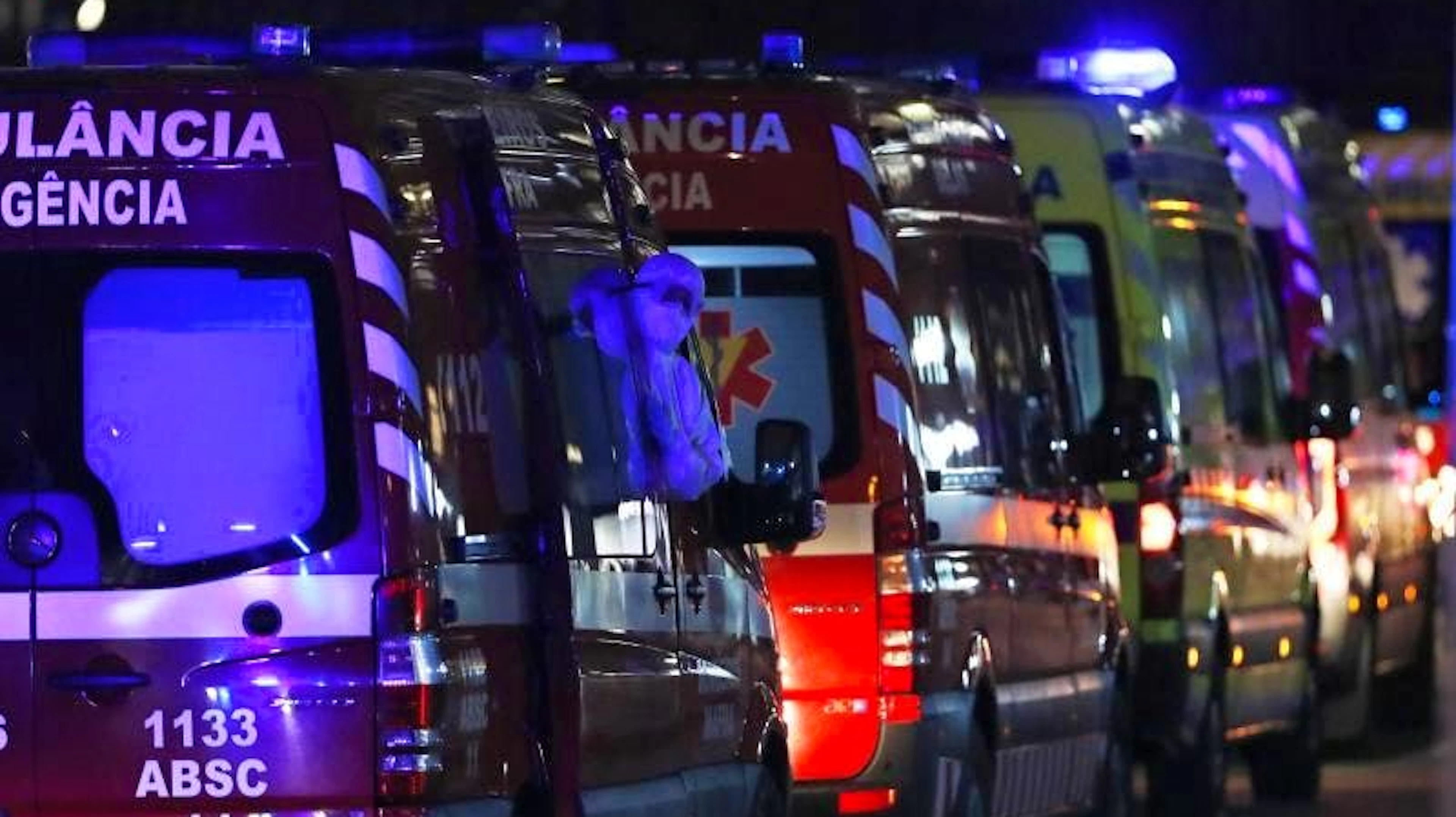 Schlange an der Notaufnahme: Rettungssanitäter warten vor dem Santa Maria Krankenhaus in Lissabon, um Covid-19-Patienten zu übergeben. Portugal gehört momentan zu den Ländern mit den weltweit höchsten Neuinfektionszahlen im Verhältnis zur Einwohnerzahl. (28.1.2021)