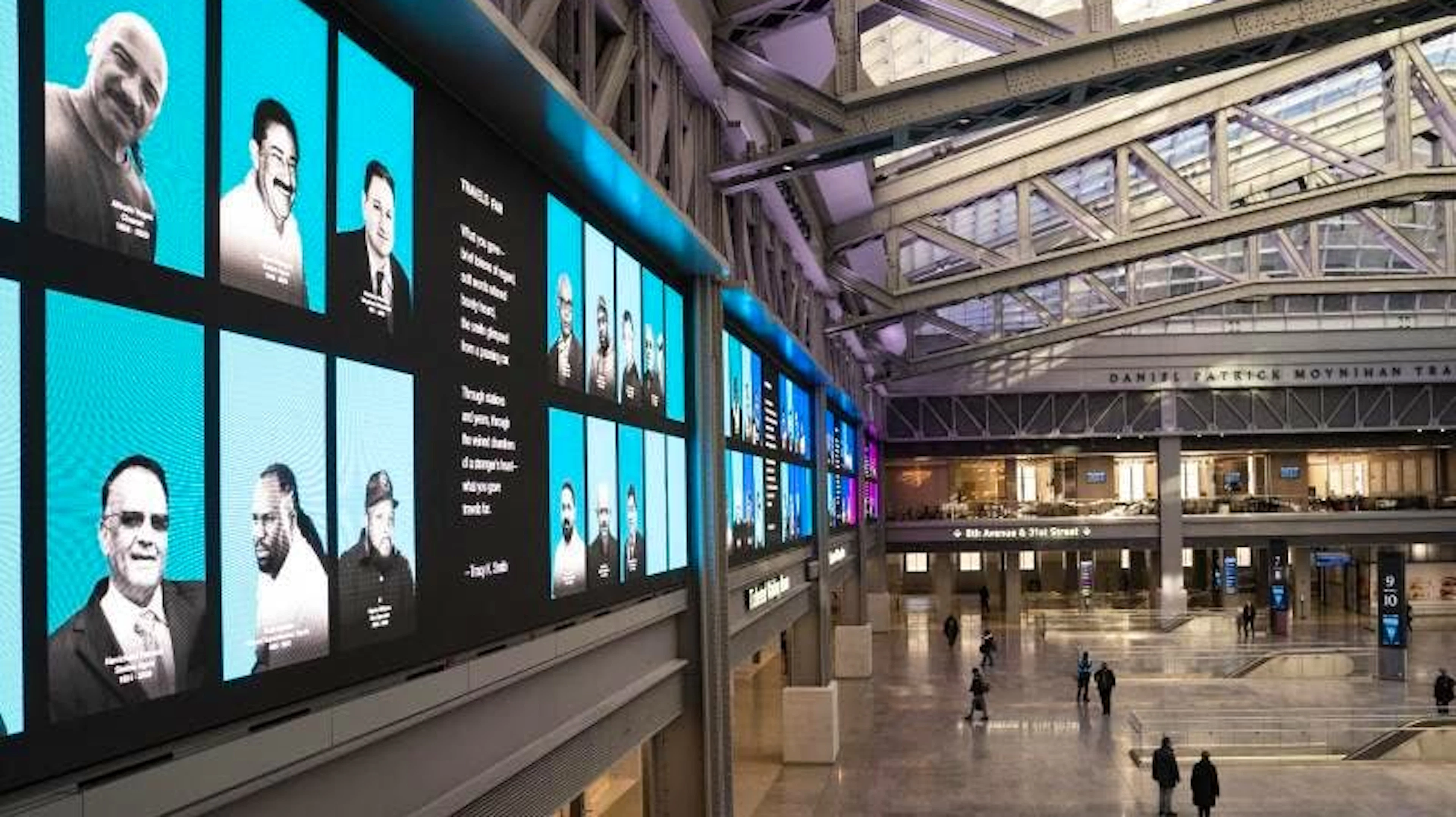 Gedenken: Die New Yorker Verkehrsbetriebe ehren 136 Mitarbeiter, die am Coronavirus gestorben sind, mit einer digitalen Gedenkstätte an 107 U-Bahn-Stationen – wie hier in der Moynihan Train Hall im New Yorker Stadtteil Manhattan. (29.1.2021)