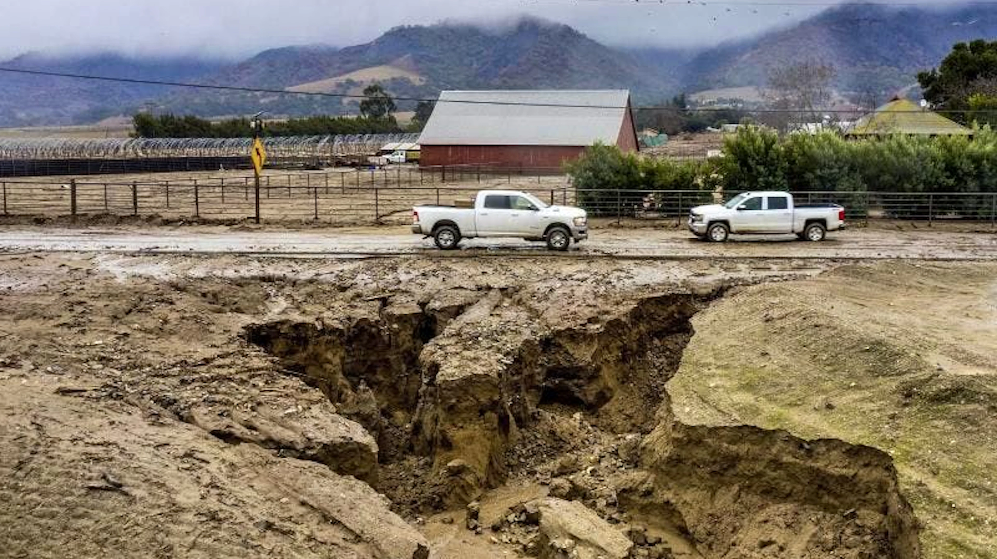 «Minor Canyon»: Schwere Regenfälle haben im kalifornischen Monterey County zu Schlammlawinen, Überschwemmungen und zu dieser beeindruckenden Mini-Schlucht geführt. (28.1.2021)