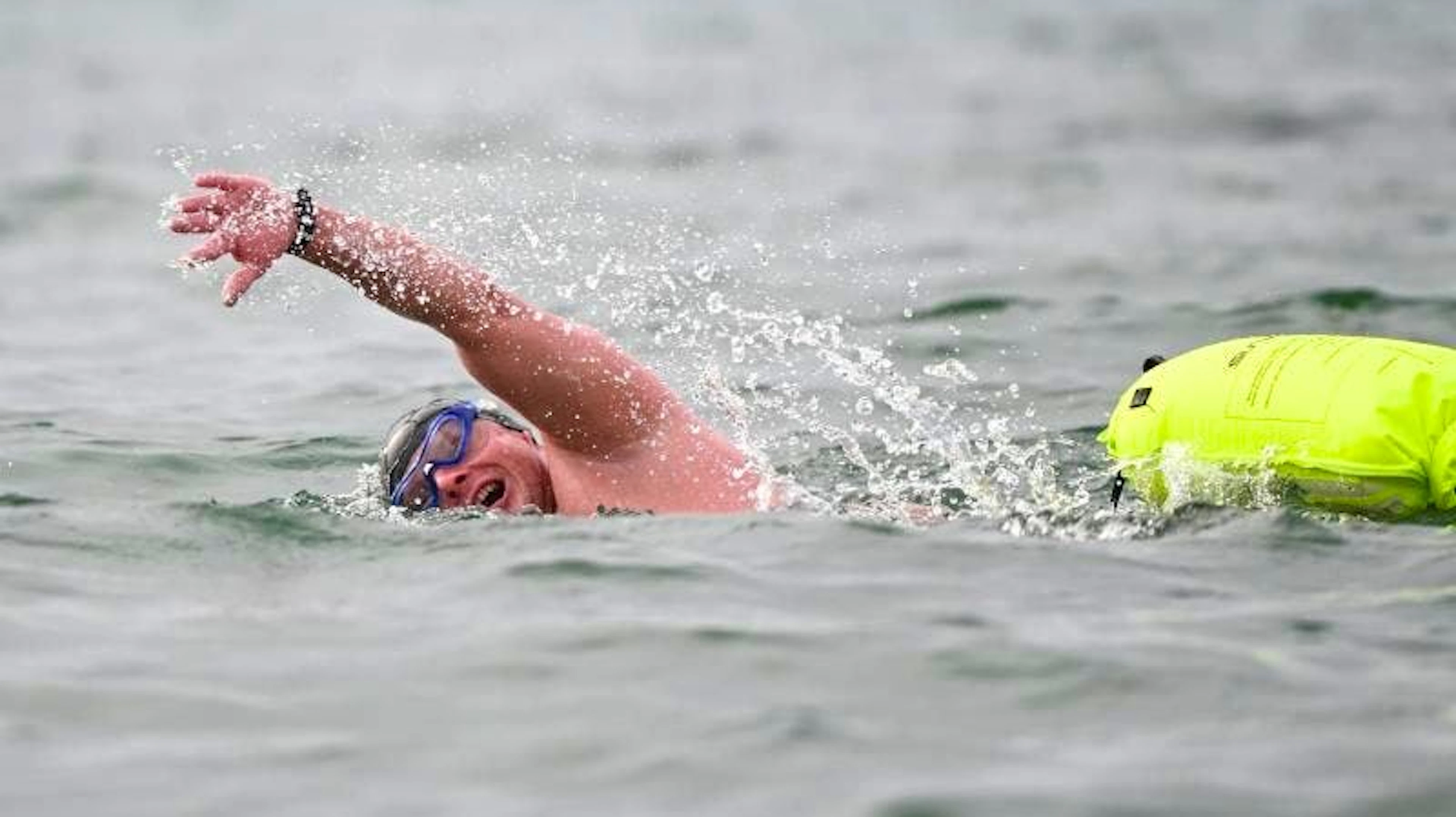 Mehr als zwei Kilometer durch den eiskalten Bodensee: Der Extremschwimmer Paul Bieber hat mit seinem Versuch den deutschen Rekord im Distanz-Eisschwimmen gebrochen. Der 37-Jährige schwamm bei unter fünf Grad Wassertemperatur 2210 Meter weit. 43,03 Minuten brauchte er dafür. (30.1.2021)