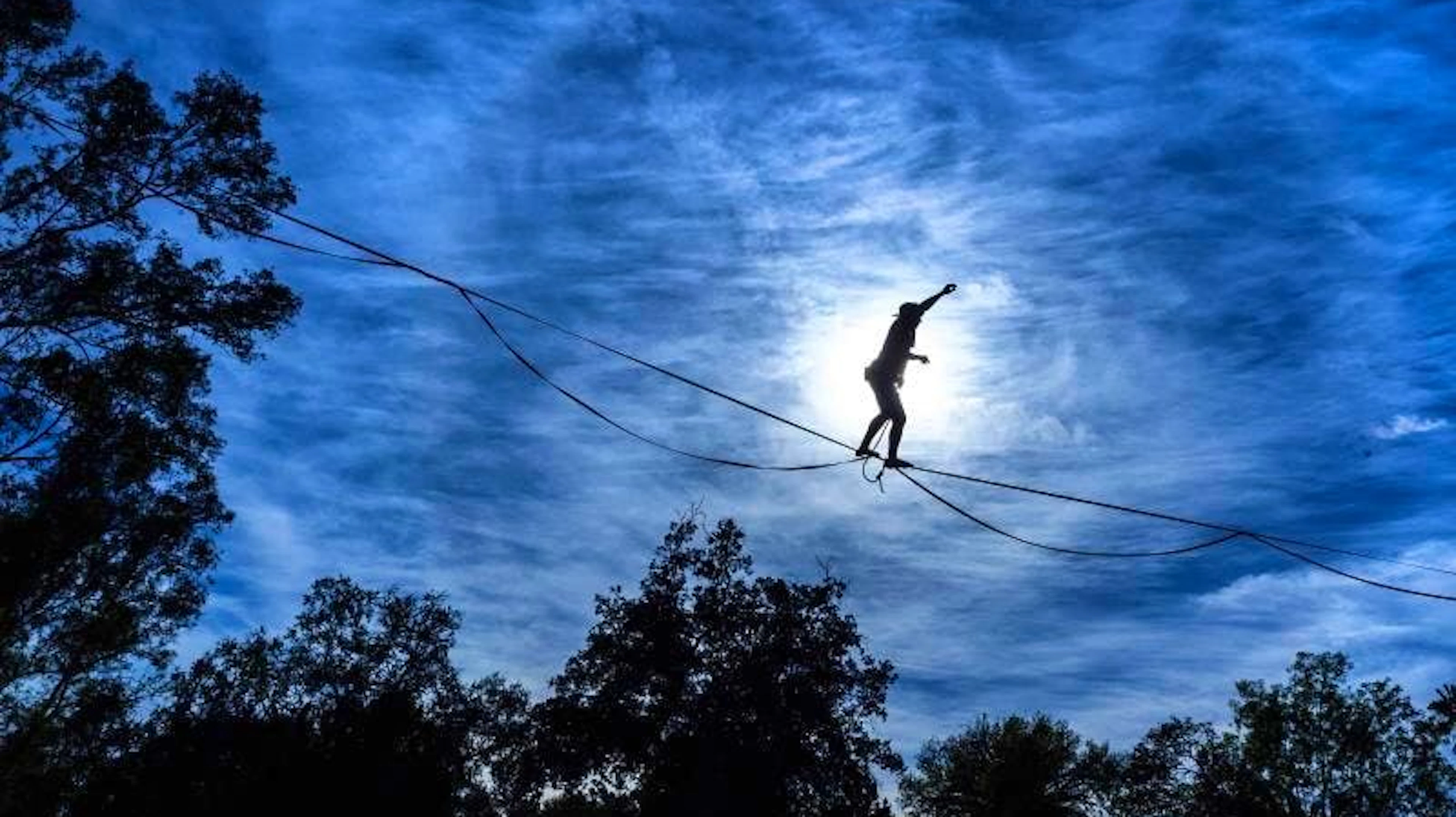 Vor einem pittoresken Wolkenhimmel zeigt Max Ross auf einer Slackline im Hillcrest Park im kalifornischen Fullerton sein Können. (30.1.2021)