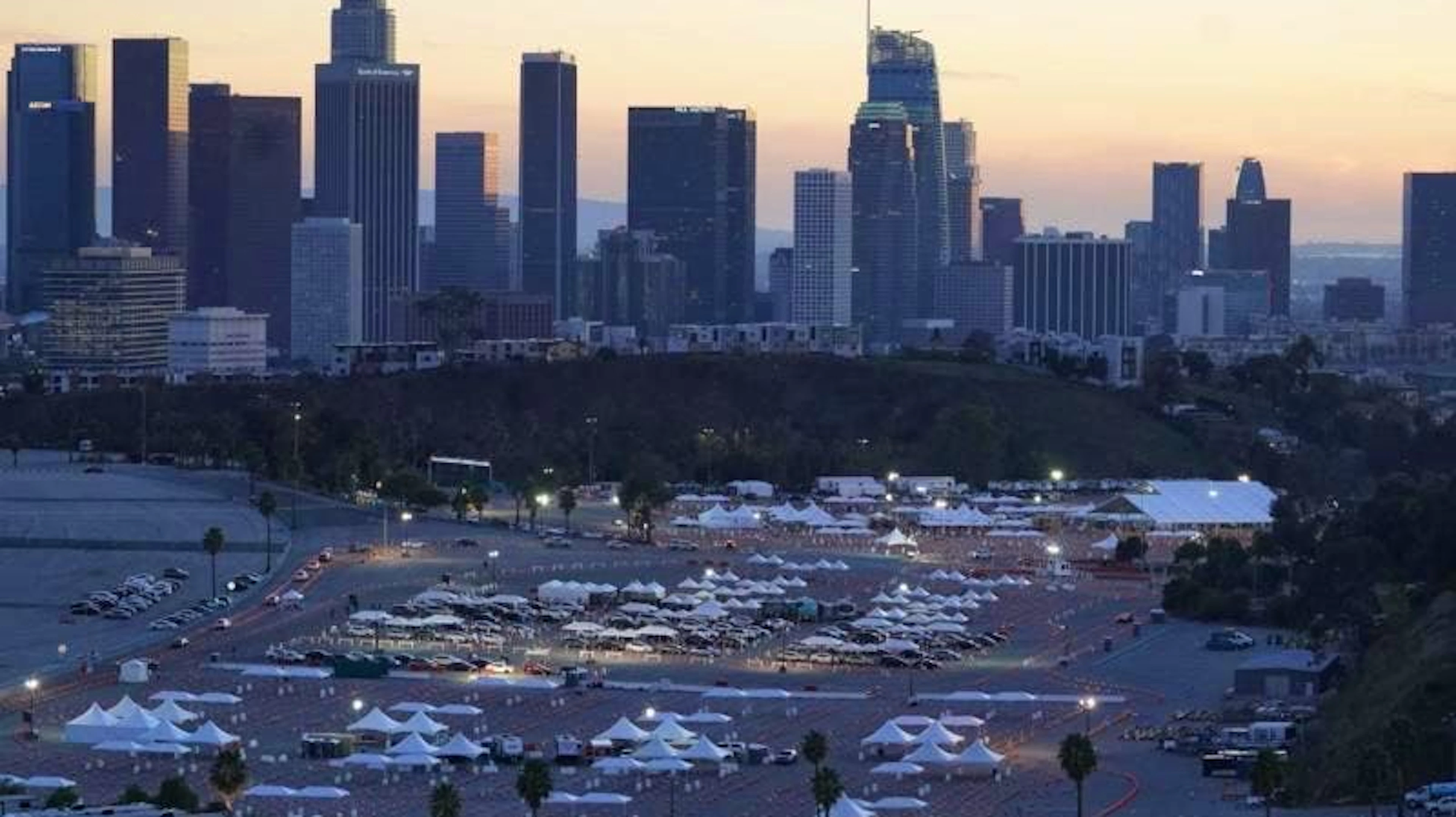 Imposante Kulisse: In Los Angeles können sich die Menschen unter anderem auf dem Parkplatz des Dodger Stadium gegen Corona impfen lassen.&nbsp;(31.1.2021)