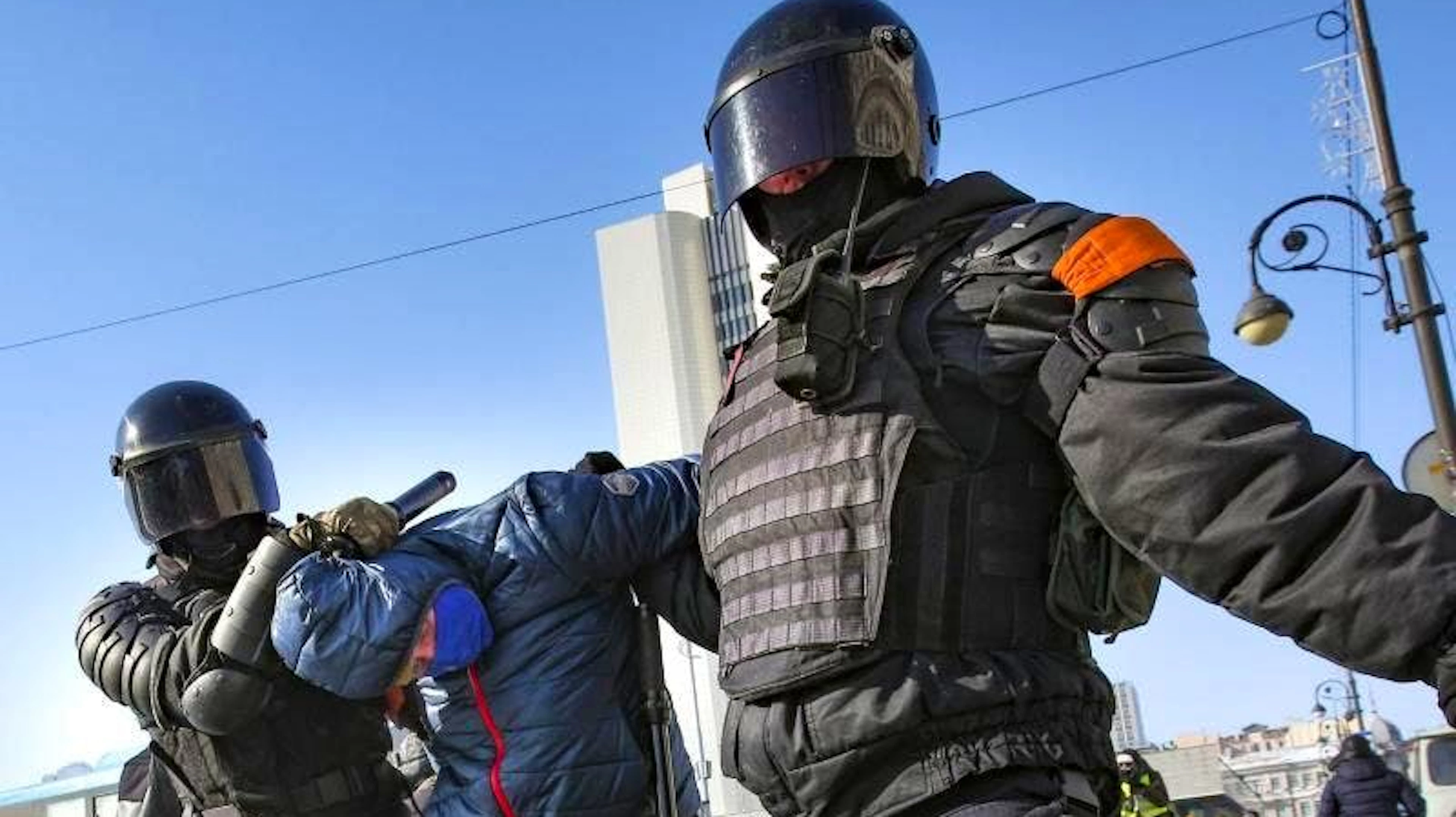 Während einer Demonstration gegen die Inhaftierung von Kremlkritiker Nawalny führen russische Polizisten einen Mann ab.&nbsp;(31.1.2021)