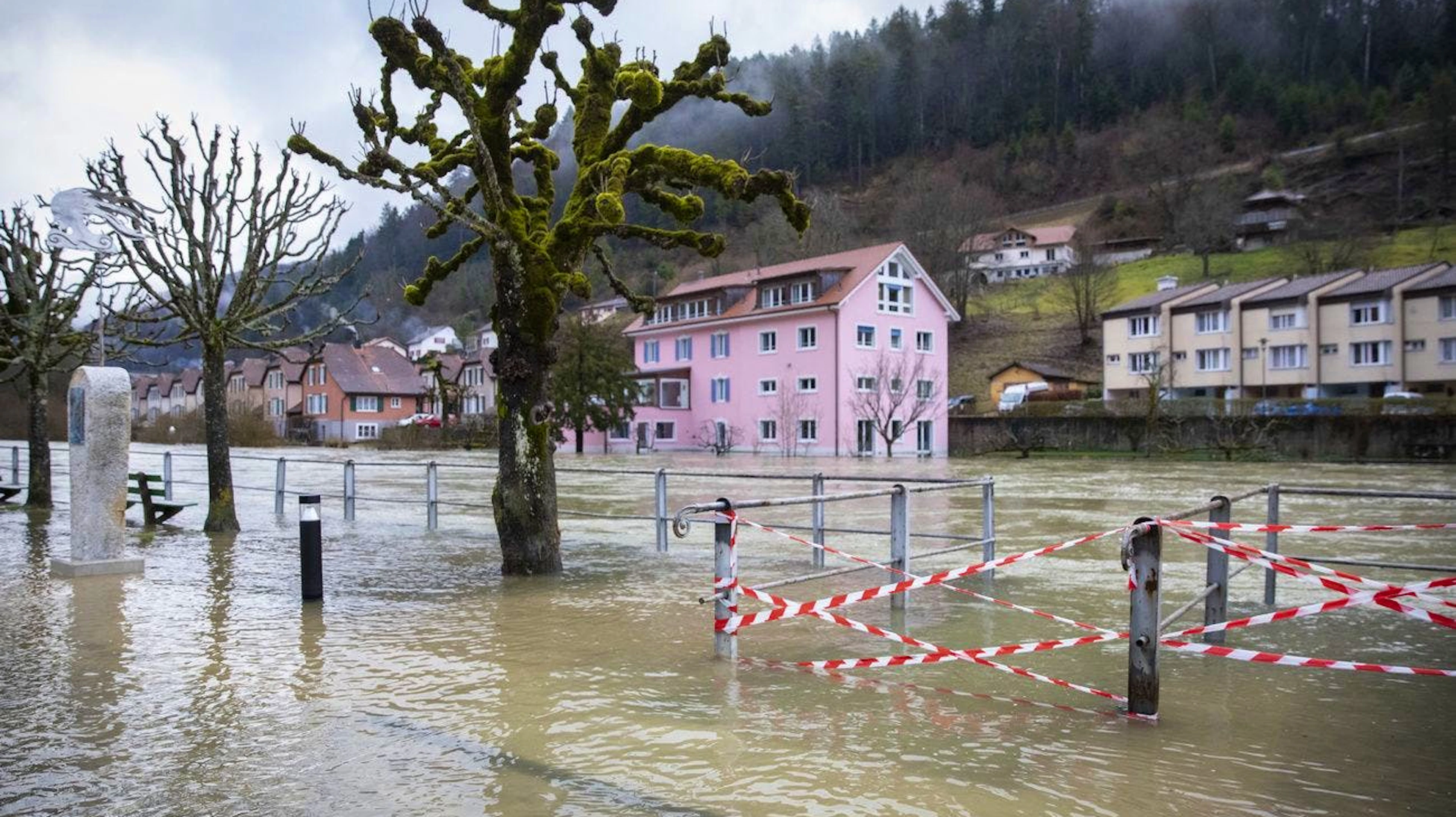 Ein überfluteter Platz beim Flussufer in Saint-Ursanne. Der Fluss Doubs trat nach starken Regenfällen über die Ufer.&nbsp;(31.1.2021)