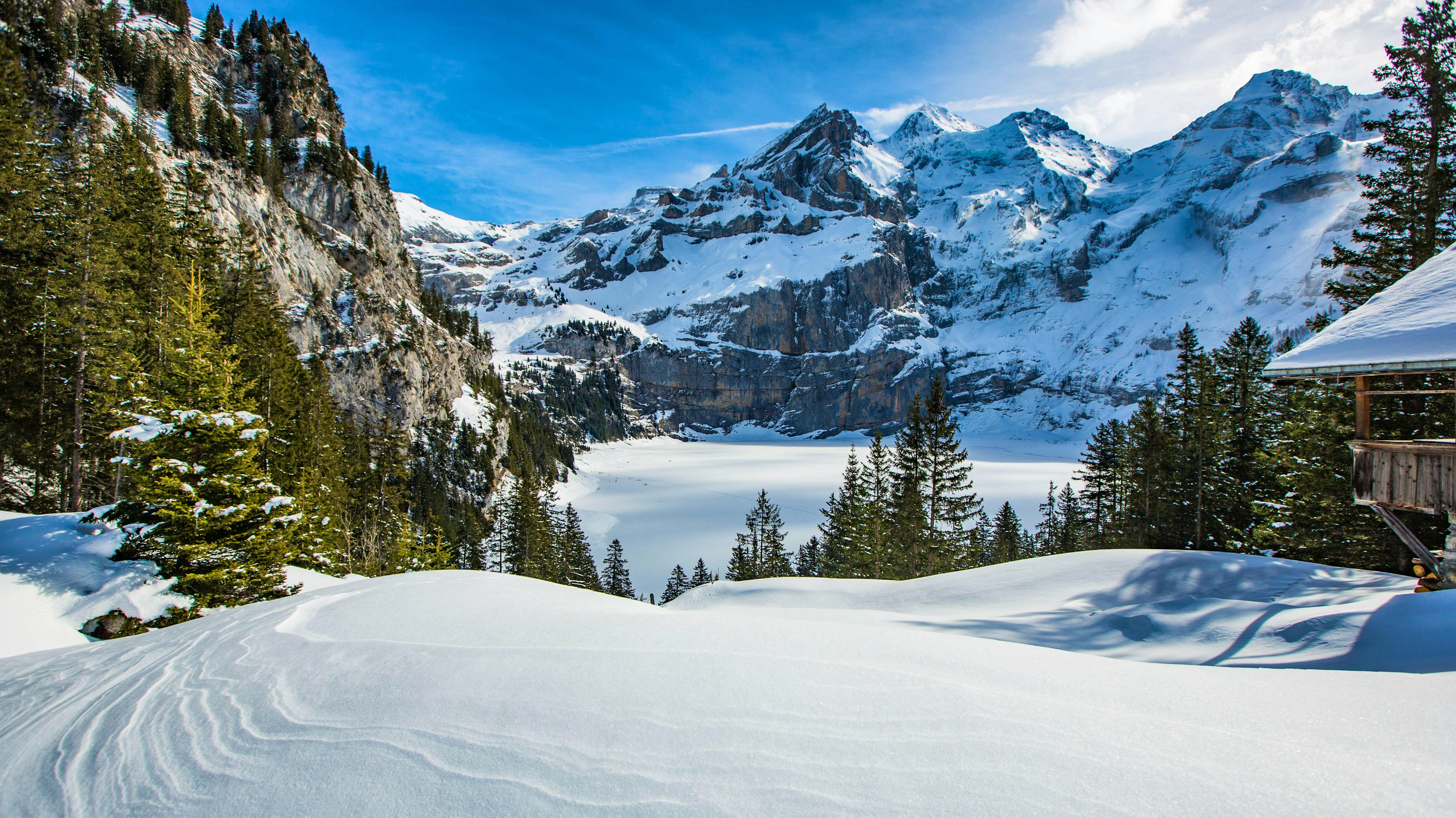 Am Fusse des imposanten Blüemlisalp-Massivs führt die Wanderung zum Oeschinensee.