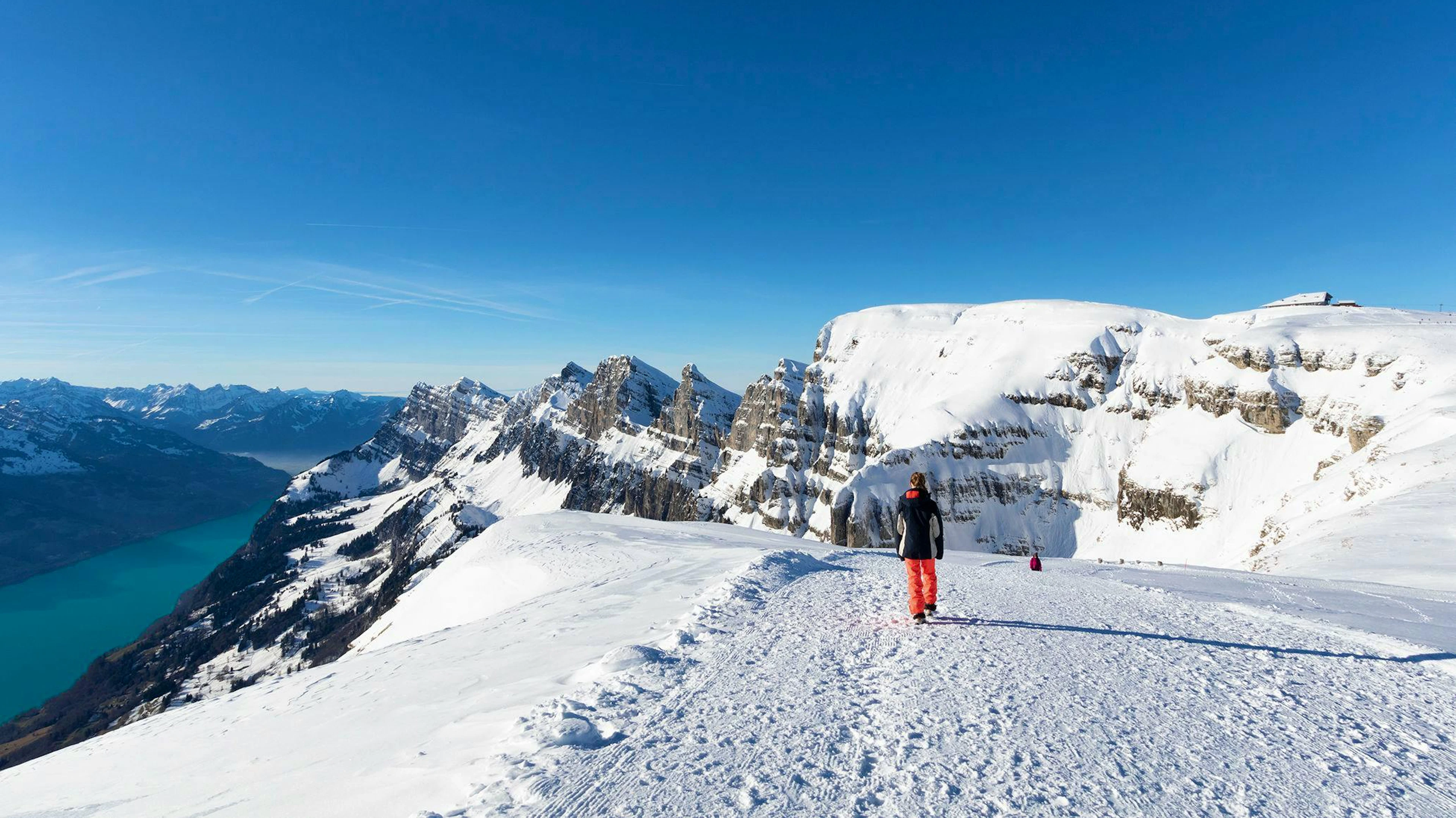 Winterspazieren mit Ausblick auf die Felswände der Churfirsten und den Walensee.