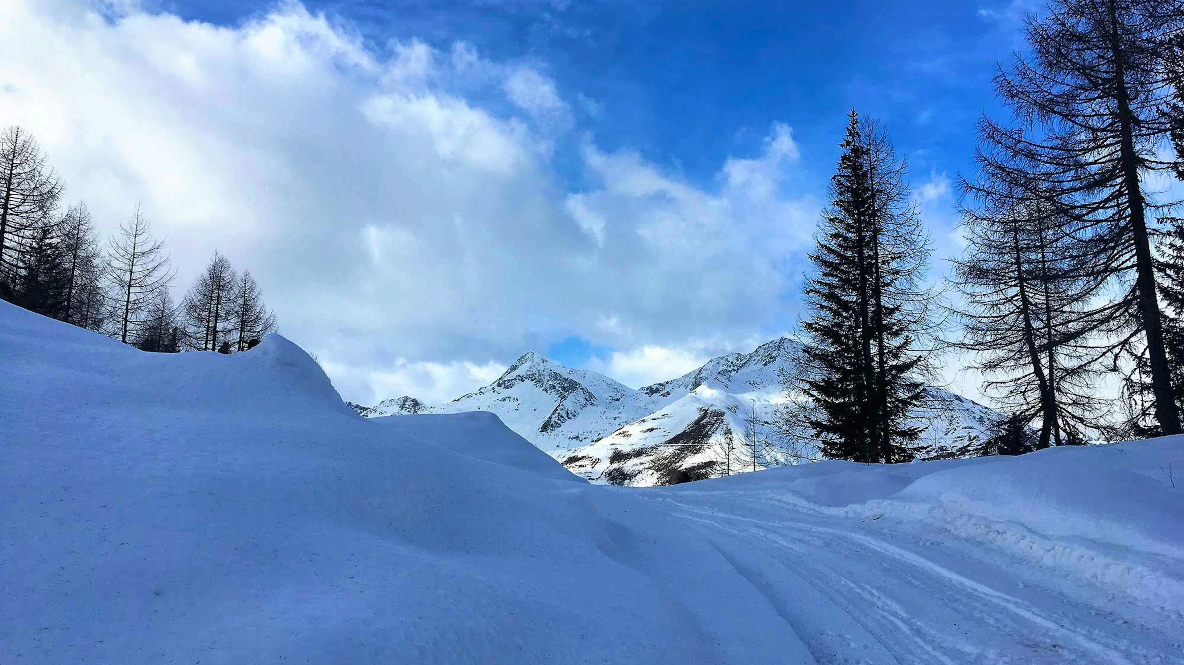 Durch den Schnee schlendern auf dem Sentiero Airolo–Pesciüm.