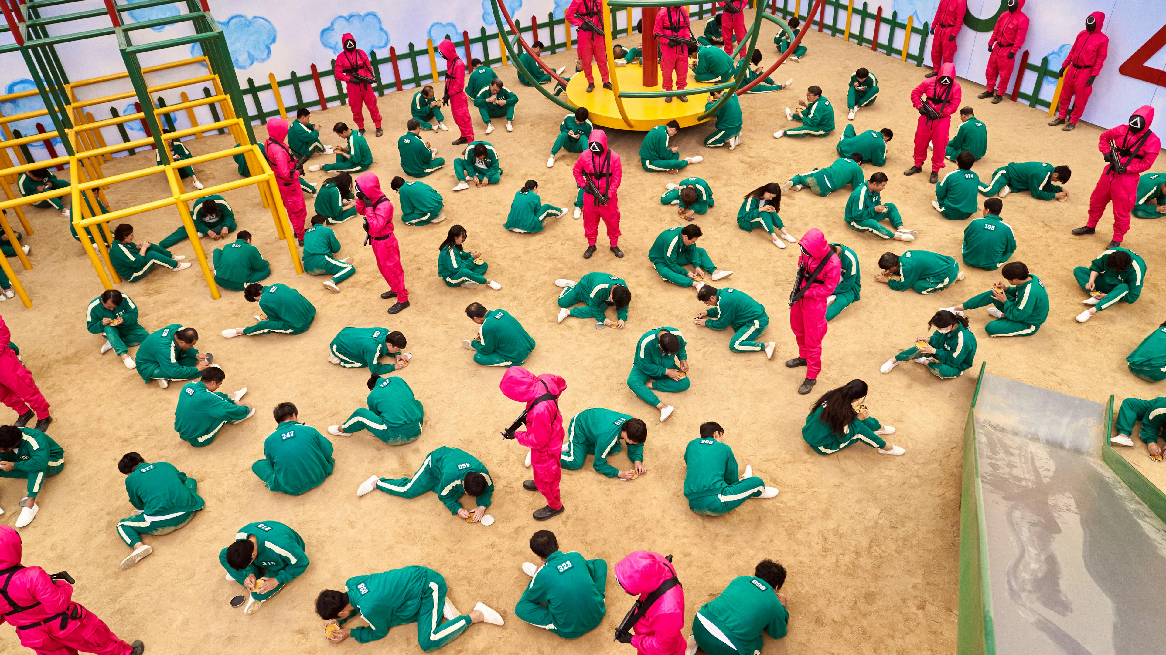 Die Sets von «Squid Game» hatten Übergrösse: Laut der Macher sollten sich die Schauspieler wirklich zurückversetzt fühlen. Denn als Kind erscheint einem der Spielplatz riesig.