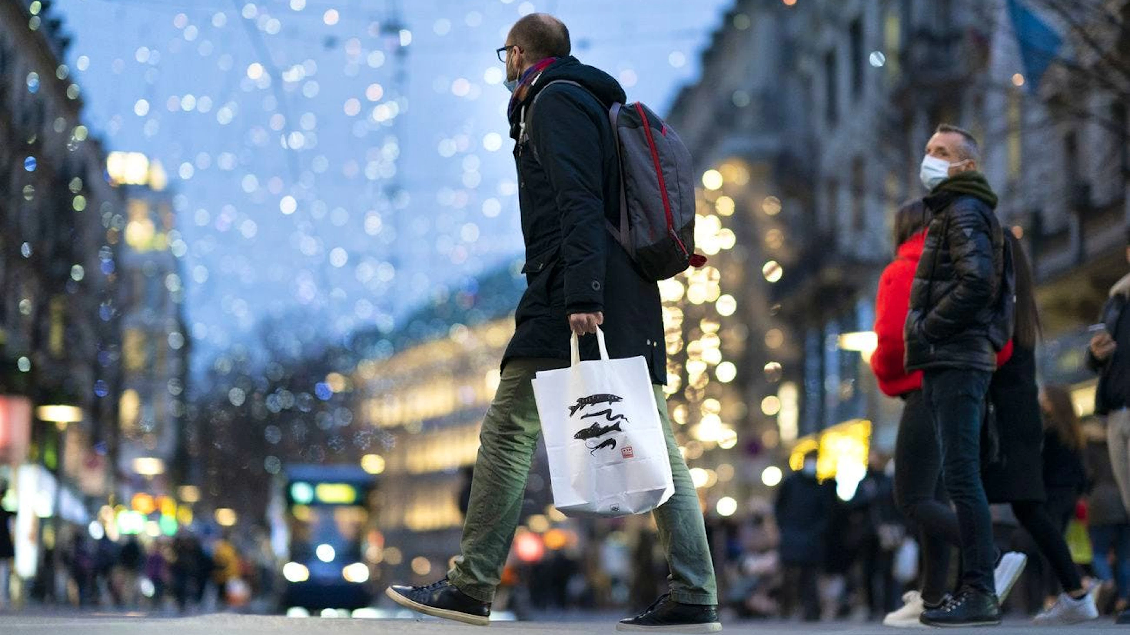 Die Zürcher Bahnhofsstrasse Ende November 2020: Wer dieses Jahr mit dem Geschenke-Kauf zu lange wartet, könnte böse Überraschungen erleben.