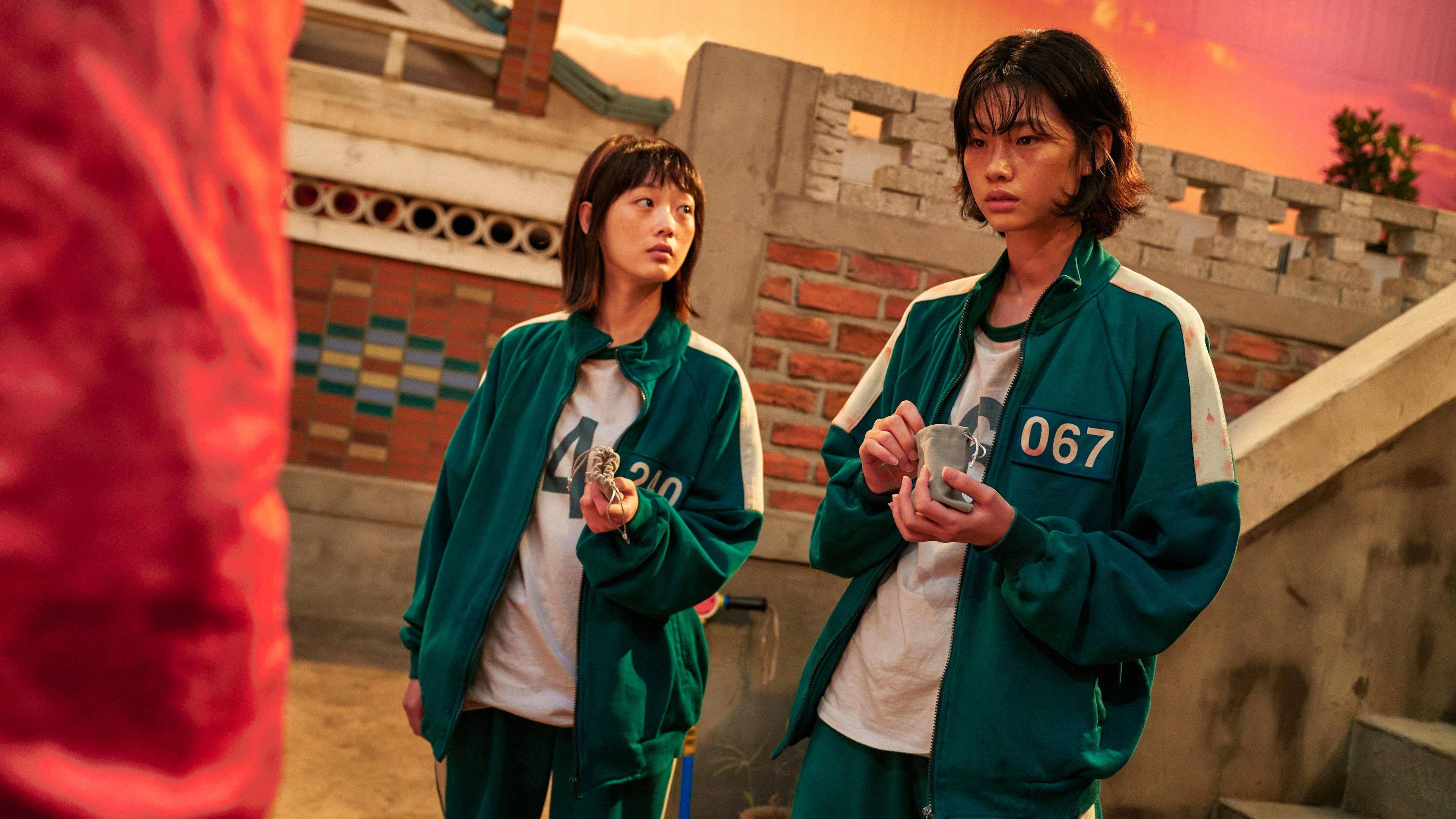 Jung Ho-yeon (rechts) hatte ursprünglich die Rolle einer männlichen Figur, nach ihrem Vorsprechen entschied sich der Regisseur dafür, ihren Part umzuschreiben.