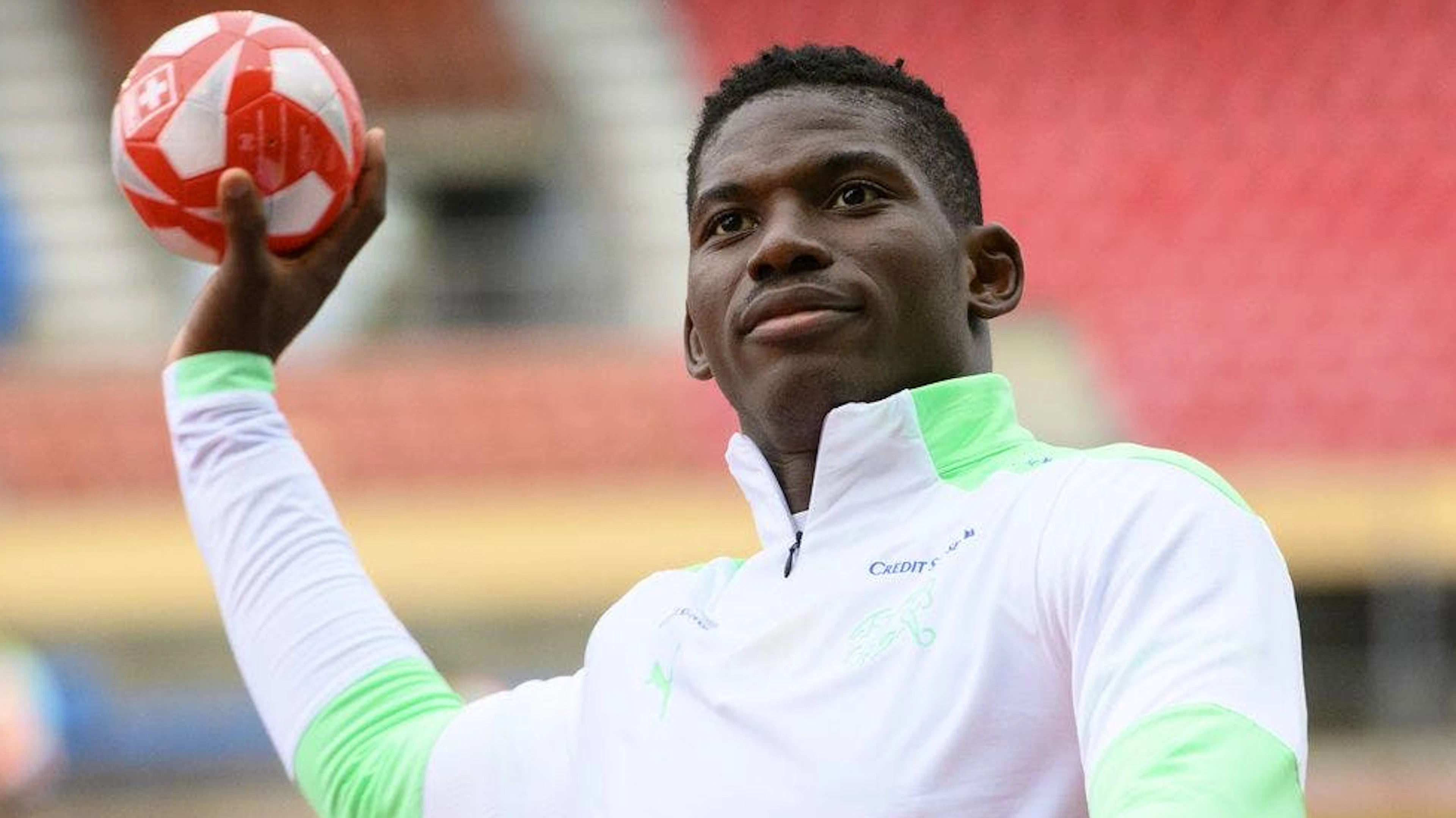 Breel Embolo beim Verteilen von kleinen Fussbällen für die Nati-Fans beim Training in Lausanne. Diese aus seinen Händen dürften im Moment besonders begehrt sein.