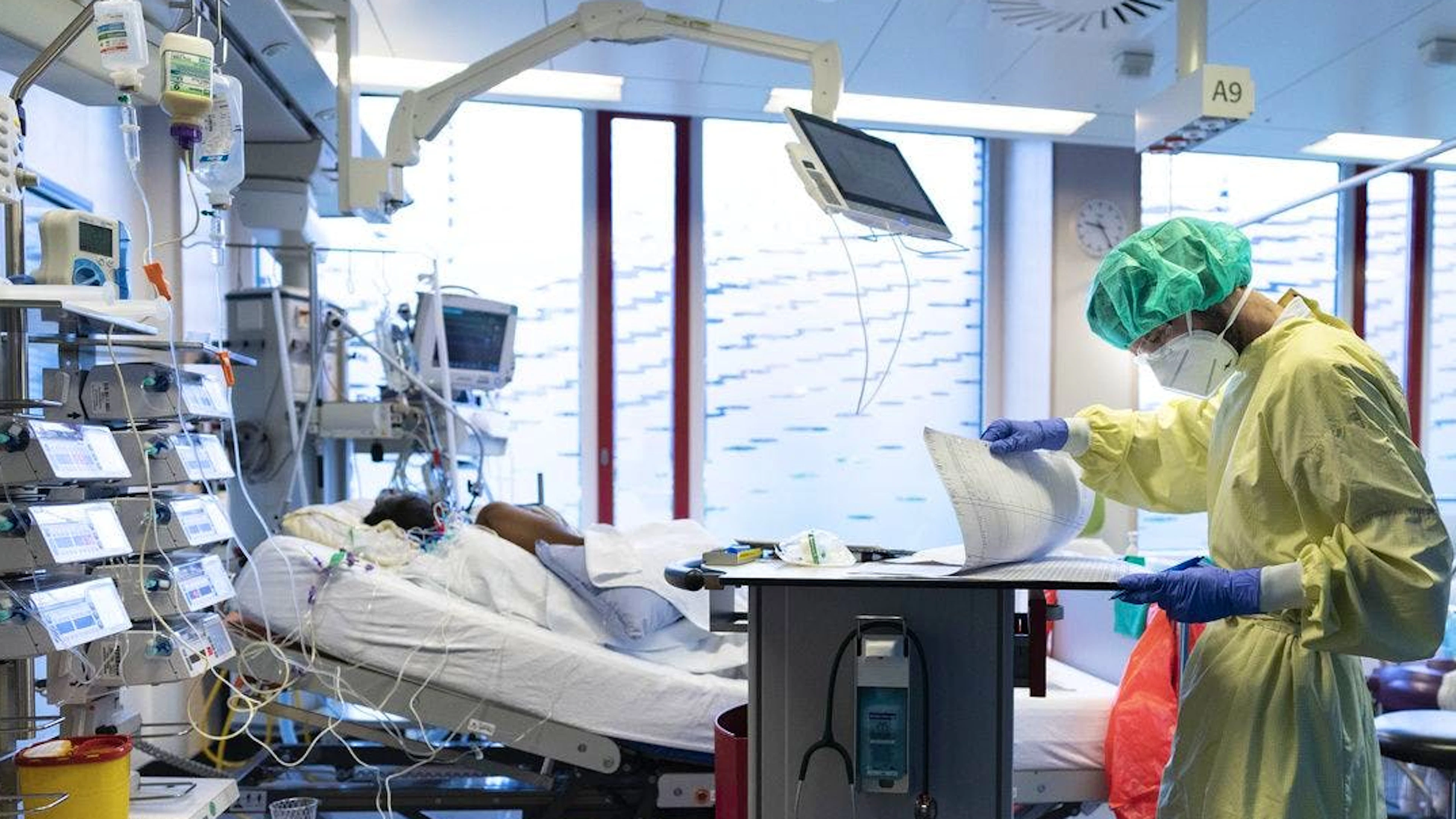 Keine Privatsphäre, aber überall Schläuche und Maschinen: Eine Intensivstation in einem Schweizer Spital. (Symbolbild) 