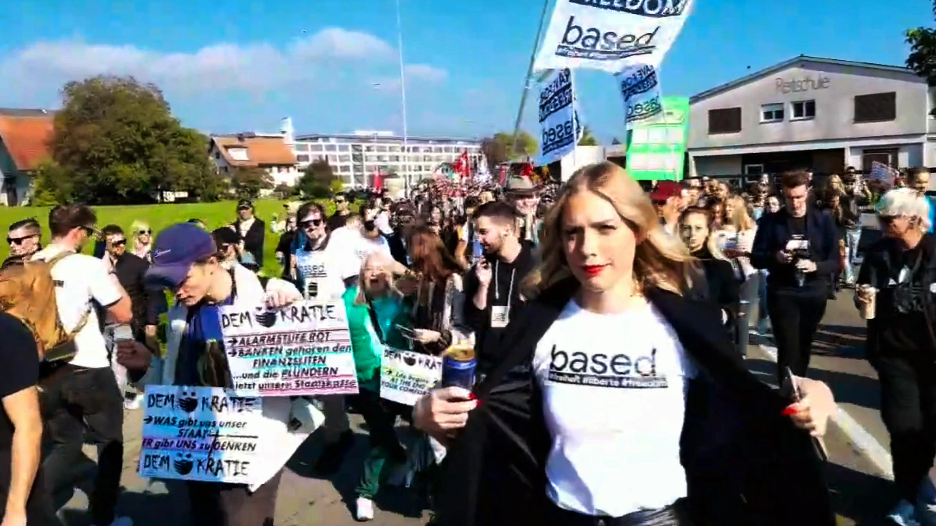 Rund 1000 Menschen haben sich am 16. Oktober in Rapperswil SG versammelt, um gegen die Schweizer Corona-Politik zu demonstrieren.