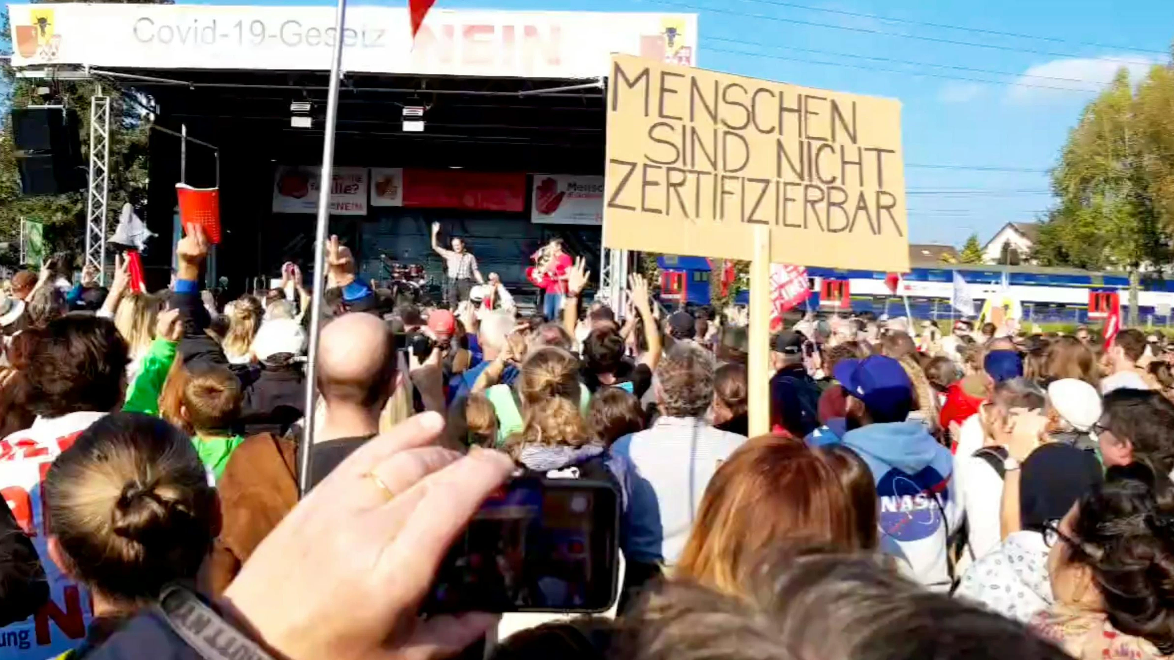«Kämpfet, kämpfet»: Redner auf der Bühne in Rapperswil.
