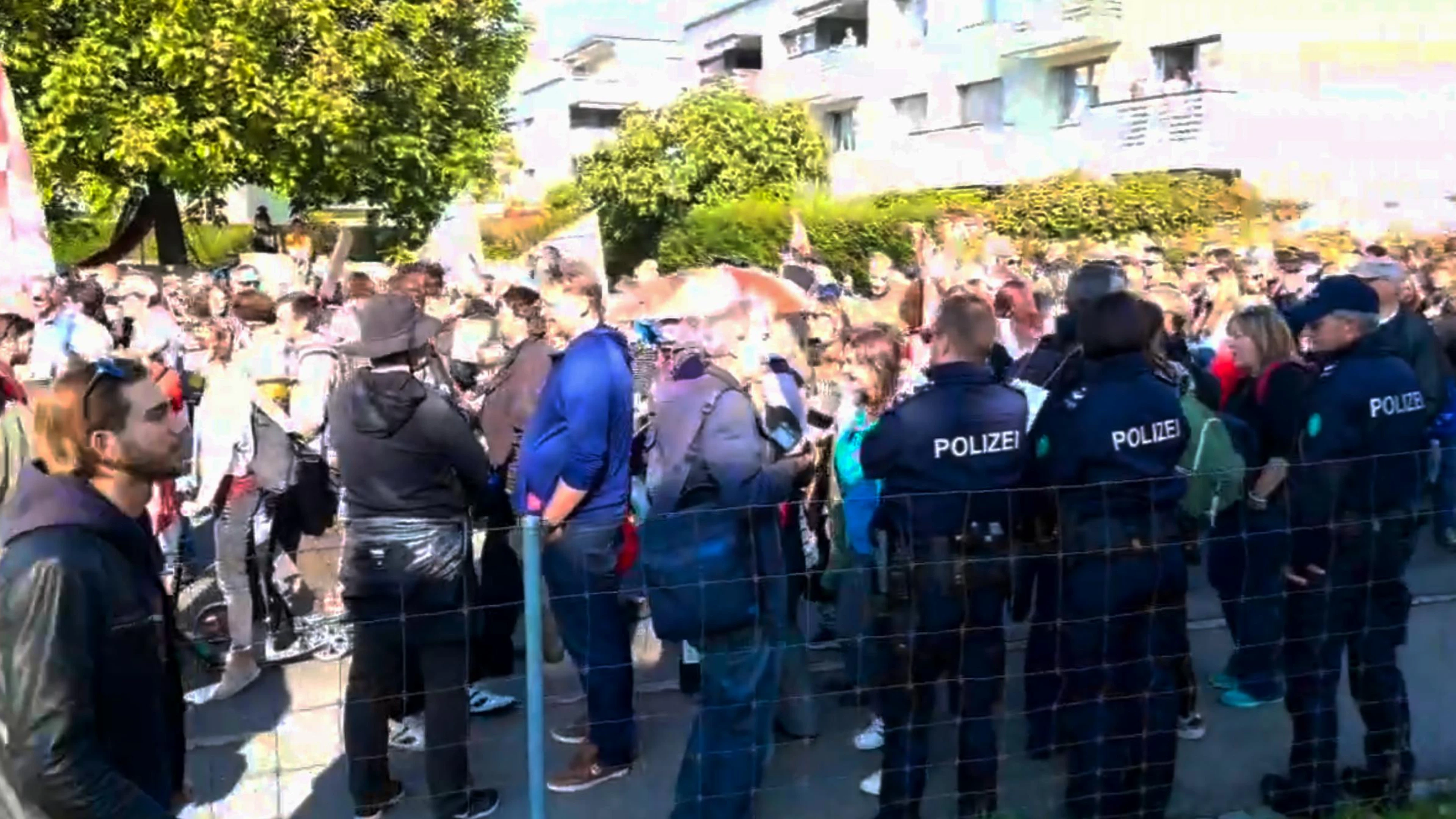 Die Polizei ist vor Ort, die Lage ist friedlich.