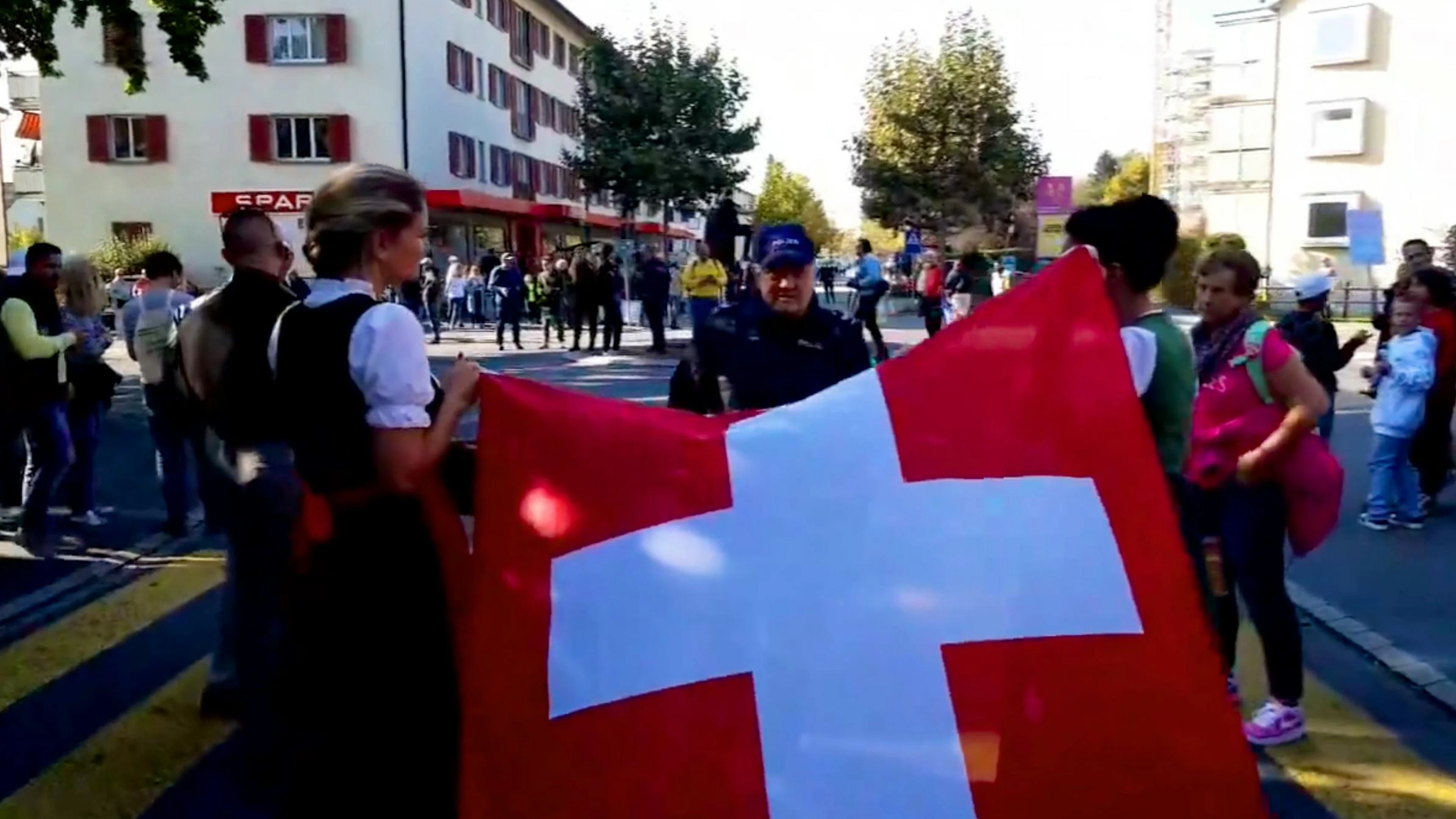 ... diese Damen in Tracht ihnen wieder voranschreiten.