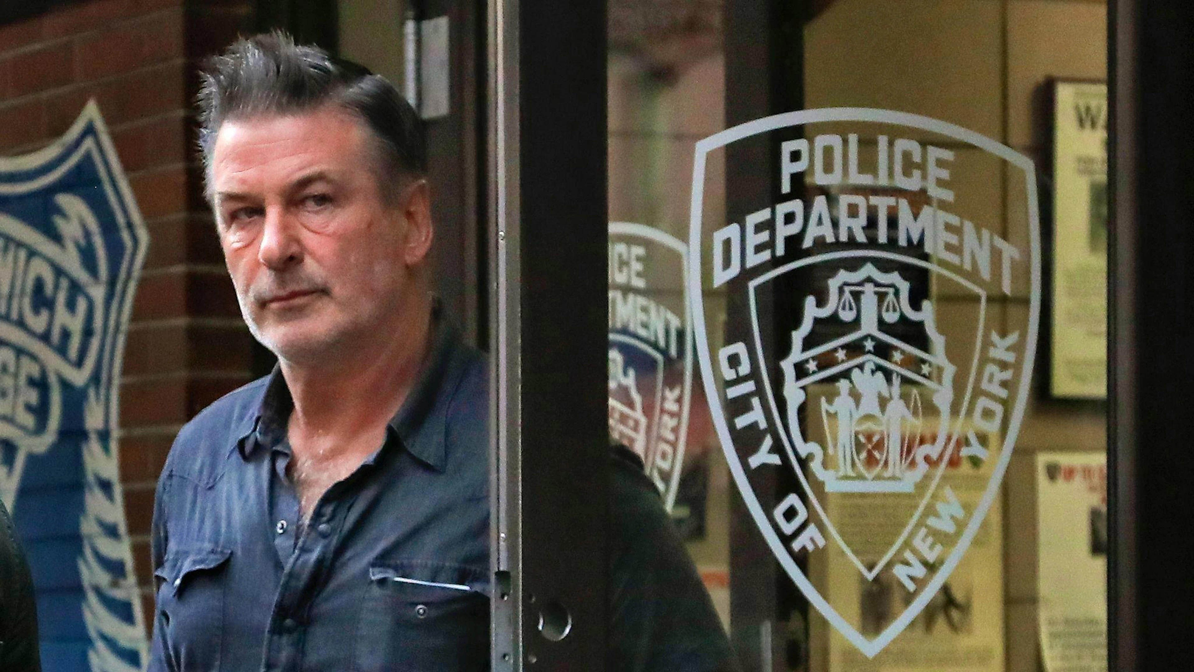 Hollywoodstar Alec Baldwin beim Verlassen eines Sheriff-Büros.