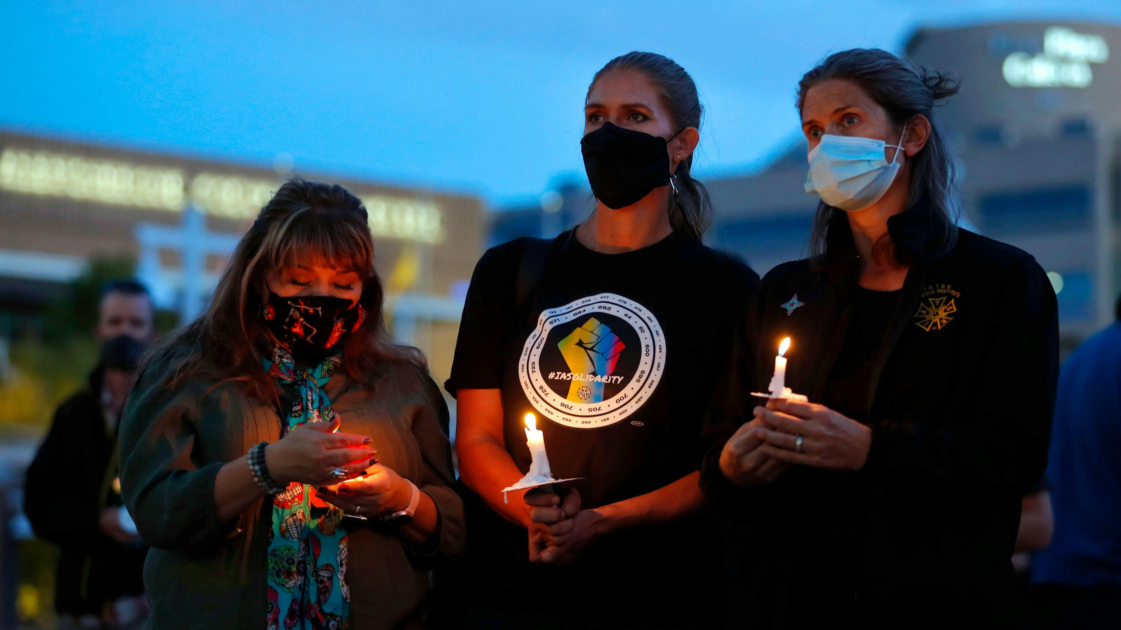 Hunderte kamen in Albuquerque zusammen, um zu trauern, aber auch um zu protestieren.