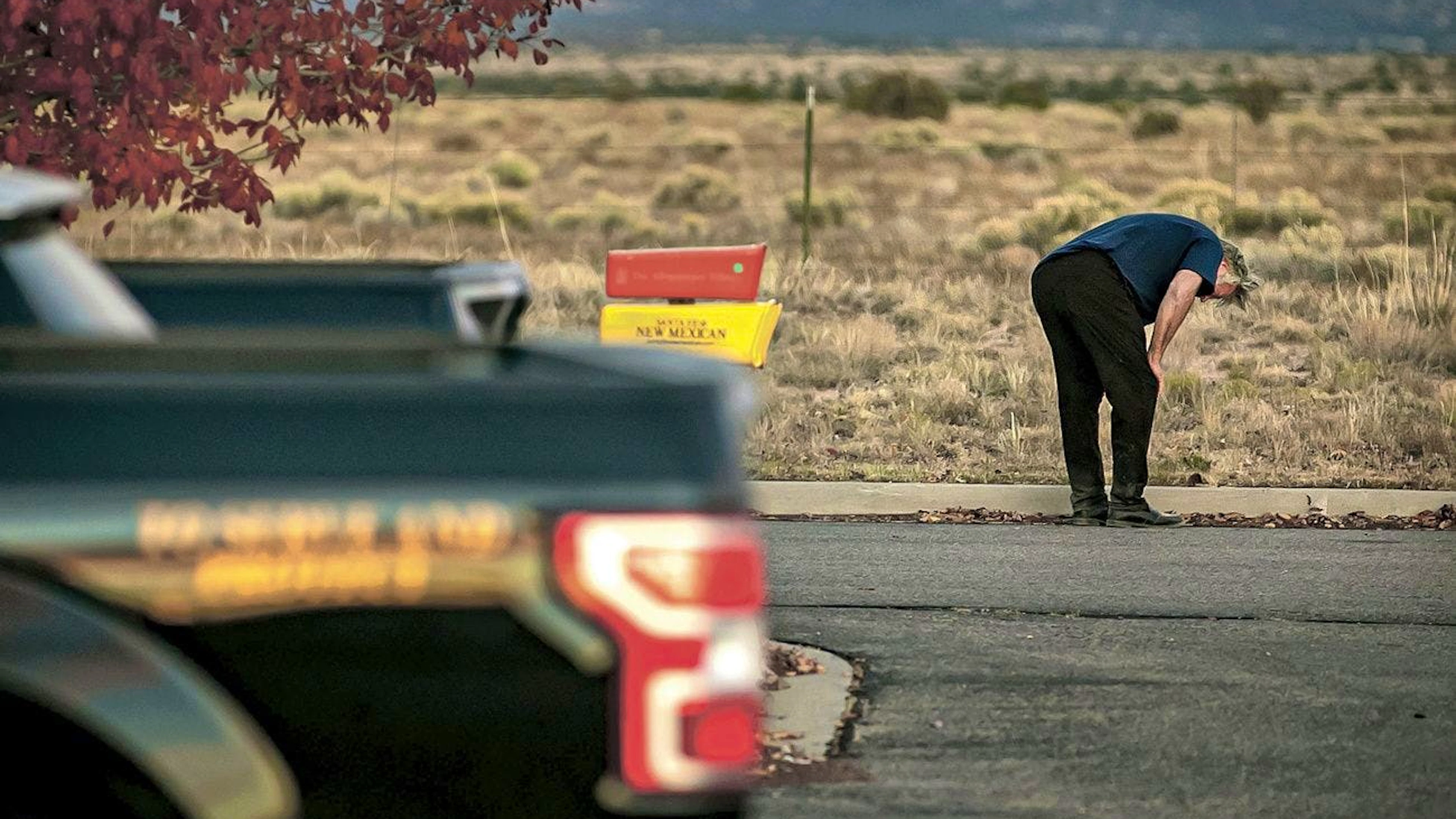 Der geschockte Alec Baldwin steht am Strassenrand ausserhalb der Sheriff-Büros in Santa Fe County, New Mexico. Dieses Foto wurde nach der Befragung zum Schuss auf dem «Rust»-Set aufgenommen.