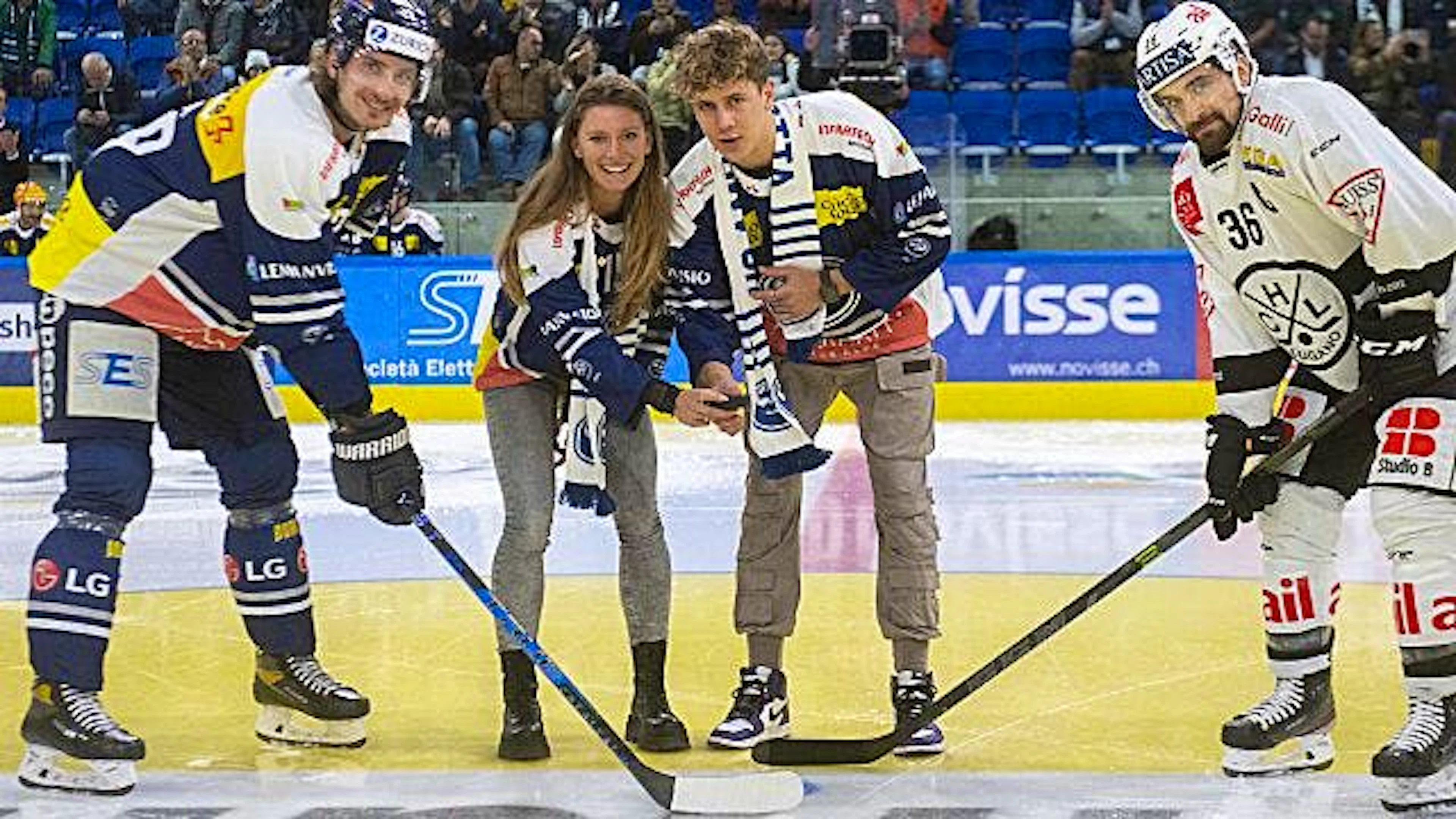 Noè Ponti, nella foto al centro assieme ad Ajla Del Ponte prima dell'ultimo derby giocato alla Gottardo Arena, è un tifoso dell'Ambrì Piotta. 