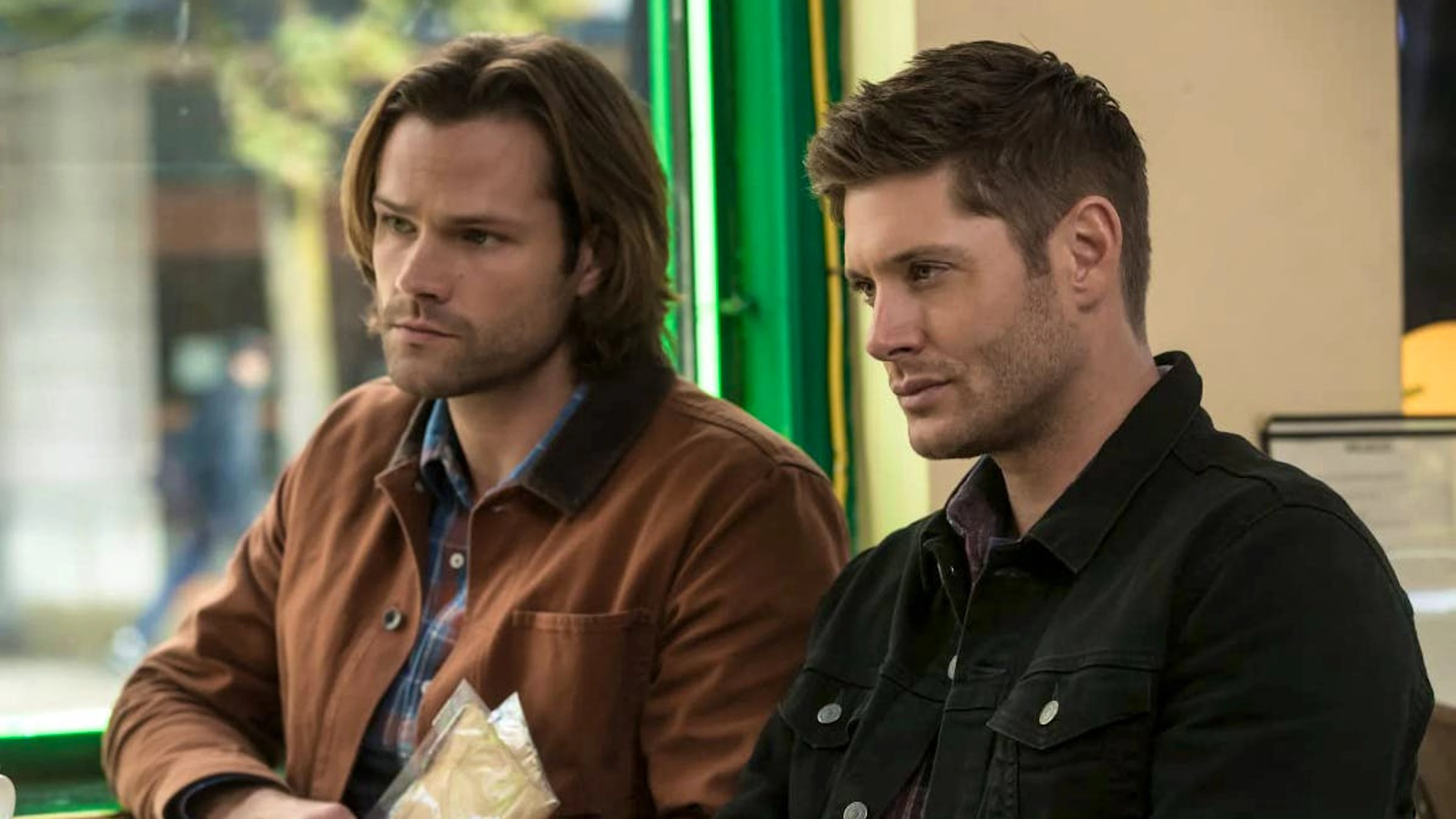 Jensen Ackles (rechts) steht in «Rust» neben Baldwin vor der Kamera. Er äusserte sich auf Instagram zu seiner professionellen Beziehung mit Kamerafrau Halyna Hutchins. Der Schauspieler erlangte breite Bekanntheit durch seine Rolle als Dean Winchester in «Supernatural», dies an der Seite von Jared Padalecki (links).