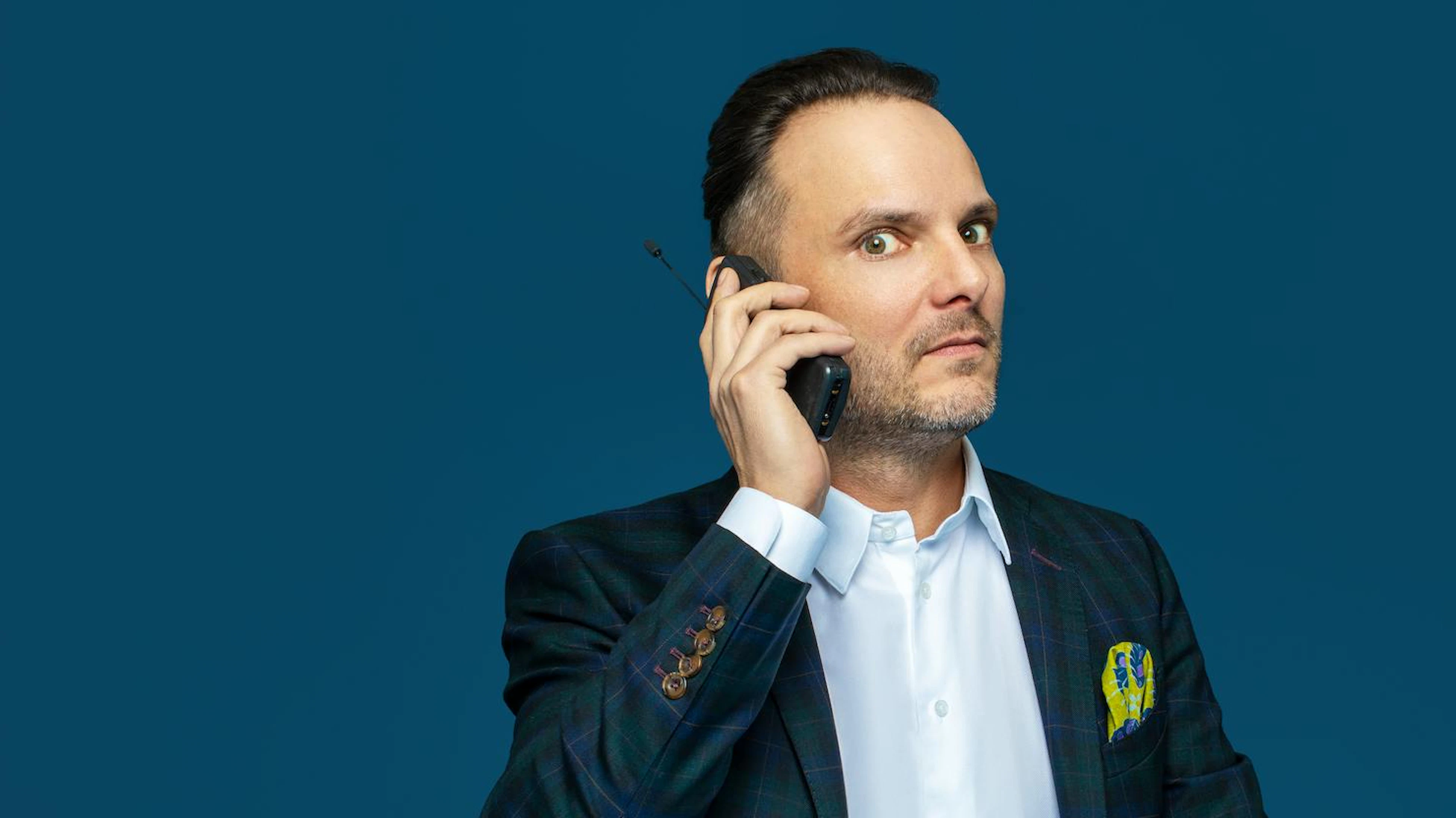 Dominic Deville liebt die Show – ob als Musiker oder Comedian auf der Bühne, im Fernsehen oder in seinem gelernten Beruf als Kindergärtner.