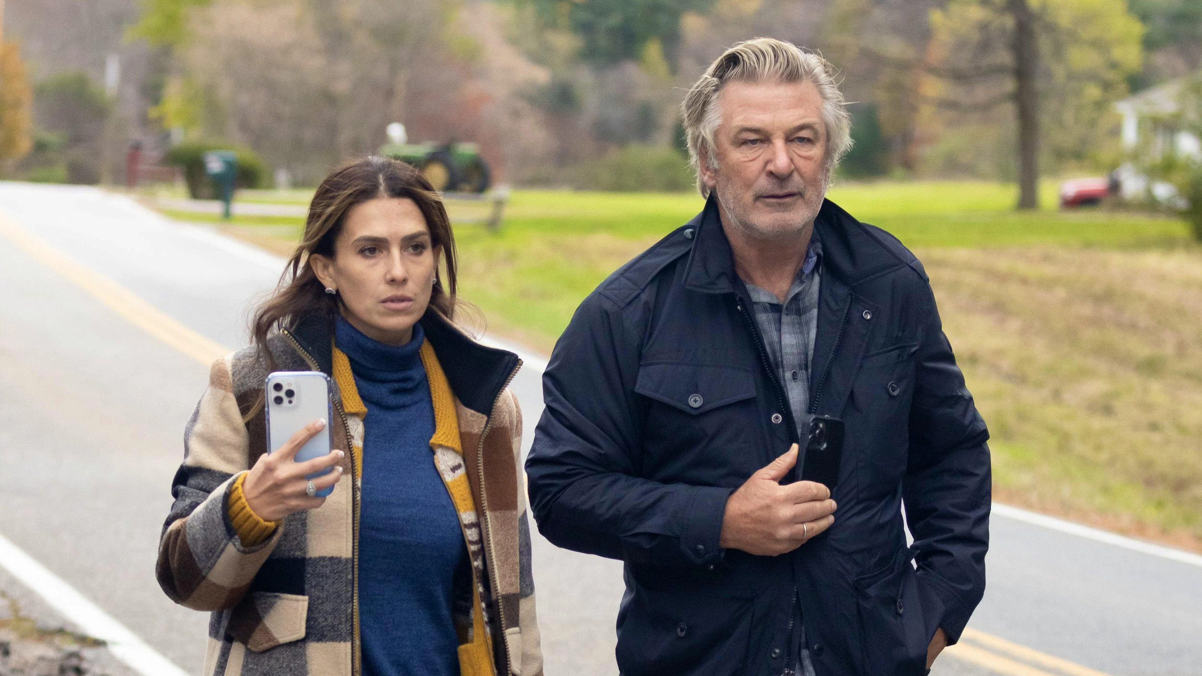 Von Fotografen und Journalisten verfolgt: Hilaria, 37, und Alec Baldwin, 63, sehen sich gezwungen, den Fox-News-Reportern ein Statement abzugeben.