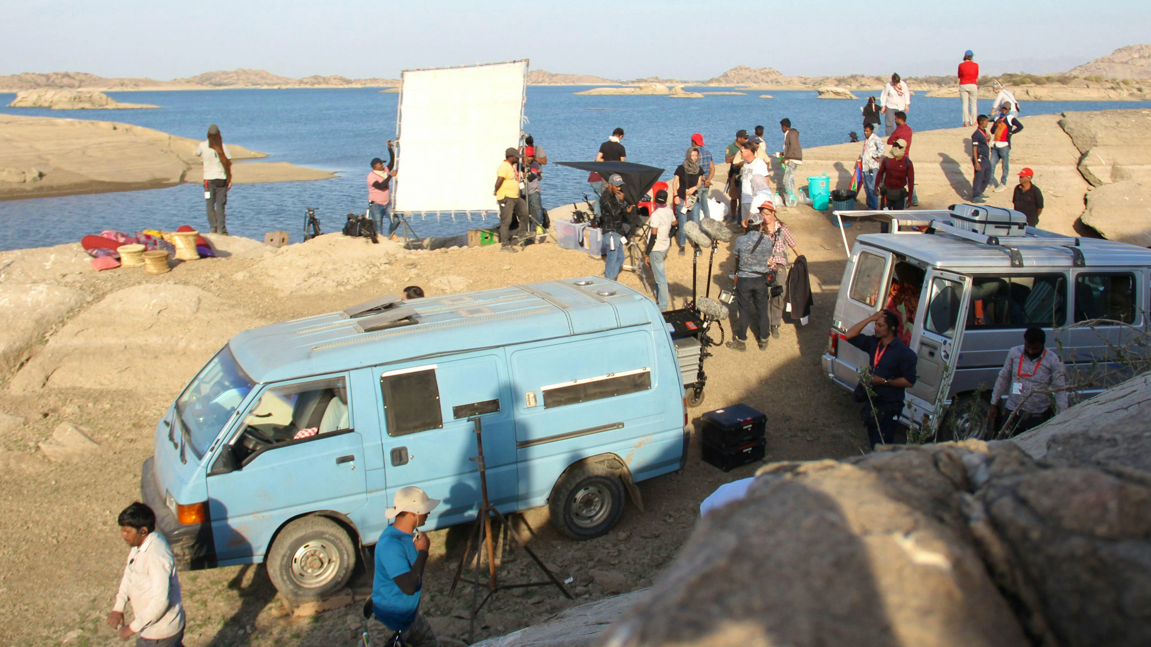 «Wer behauptet, nichts zu sagen sei eine Tugend, irrt. Nichts sagen kann man nach dem Ableben noch ganz lange»: Michael Steiner. Das Bild zeigt das Filmset «Und morgen seid ihr tot» in Indien.