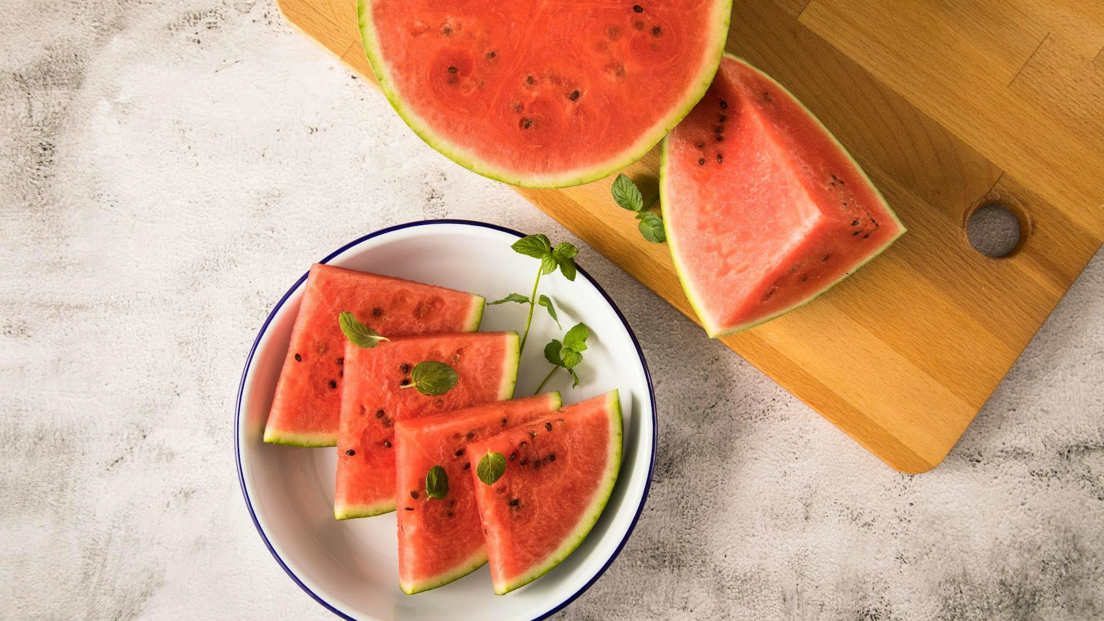 Wassermelonen sind vor allem an heissen Sommertagen ein beliebter Snack. Mit über 90 Prozent Wasser helfen sie bei der Hydration und sind mit nur rund 30 Kalorien pro 100 Gramm besonders kalorienarm.