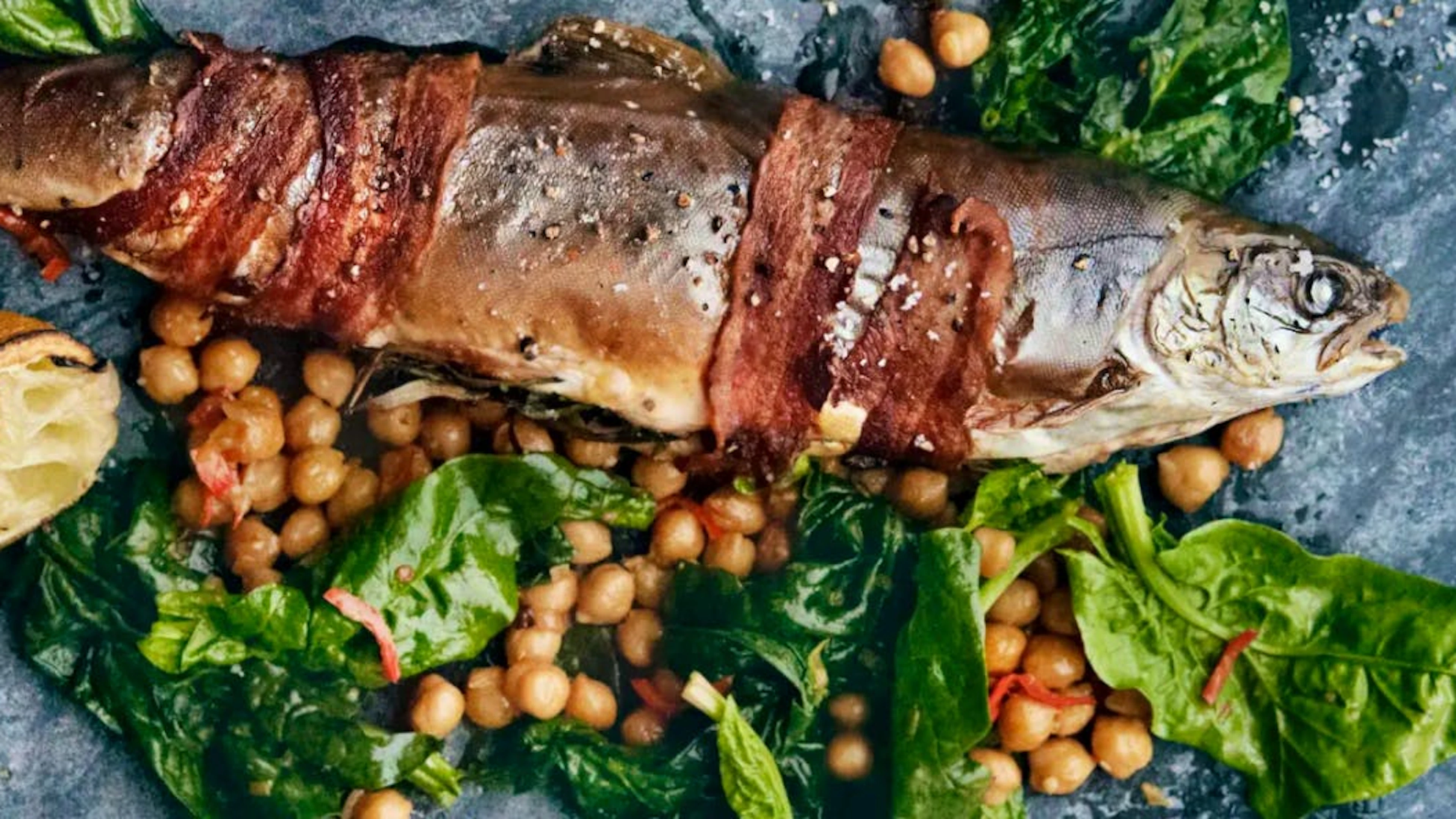 Fisch am Stück: Speck-Saibling mit karamellisierten Spinat-Kichererbsen.